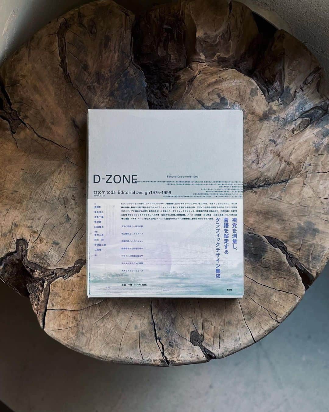 nostos booksのインスタグラム：「本日は戸田ツトム『D-ZONE』、『日本の文様 花鳥風月4冊セット』、『日本伝統文様集』、M/M（Paris）の作品集、『イギリスの美しい本』展図録など42冊を入荷しました。  オンラインストアへは商品タグをタップ◯ 　 入荷本からおすすめ10選  ----------  1冊目 『D-ZONE エディトリアルデザイン 1975-1999』 1975年から1999年にかけての戸田ツトムの仕事を網羅し、豊富な図版とテキストで総合的に編集。寺山修司率いる天井桟敷のポスターから婦人画報まで、多様なエディトリアルデザインの軌跡や、装丁家・鈴木一誌らとの対談等も収録。  ----------  2冊目 『日本の文様 花鳥風月 4冊セット』 吉田光邦、木村重信、八木一夫、田中一光ら編纂による、日本の風土をモチーフにした文様のデザイン集。家紋としてのロゴデザインやプロダクトに刻み込まれたパターンを、モチーフごとに収録。それぞれの由来・意味についても詳細に解説。  ----------  3冊目 『日本伝統文様集』 日本の伝統的な文様を集めた資料集。文様の種類は花や植物などの自然物だけでなく、幾何学体や天象地文、想像上の生き物まで多岐にわたり、本書ではそれらを数多くの資料とともに紹介。それぞれの文様の表現にどのような意味があるのか解説とともに収録。  ----------  4冊目 『Letters from M/M（Paris）』 ビョークやマドンナのアートワーク、ジル・サンダーやロエベのロゴなどのアートディレクションを手掛けるパリのクリエイティブユニットM/M（Paris）(エムエムパリス)の資料写真集。90種類のタイプフェイスを年代順に掲載。プロジェクトの図版やグラフィックデザイン、写真など、彼らの独創的な作品を収録した百科事典的一冊。  ----------  5冊目 『イギリスの美しい本』 2006年に開催された「イギリスの美しい本」展の図録。グーテンベルクによって発明され、ウィリアム・カクストンによってイギリスへと伝えられた印刷技術。カクストンにはじまるイギリスの美しい本の歴史を、「三大美書」に代表されるプライベート・プレスを経て、現代までたどる。ウィリアム・モリス、シャルル・ペロー、ダンテなど、美しい造本の名著を多数収録。   ----------  6冊目 『雑誌づくりの決定的瞬間 堀内誠一の仕事』 an・an、BRUTUS、POPEYEなど人気雑誌の黄金時代を築いたアートディレクター、堀内誠一の仕事集。女性誌をテキスト中心からヴィジュアル中心へと変えた革新的なアートディレクション、写真に代わってイメージを的確に表現するイラストレーションなどをカラーで多数掲載。立木義浩や植田正治など、名だたる写真家たちの作品を活かしながら見事に雑誌に落としこまれた紙面が満載。  ----------  7冊目 『20世紀ボックス Package Design History』 グラフィックデザイナー・木村勝が、20世紀初頭におけるパッケージデザインを集めた写真資料集。菓子やタバコ、香水などカテゴリごとに当時のデザインを数多く紹介。永井一正や佐藤卓など、著名なグラフィックデザイナーやパッケージデザイナーたちのコメントも合わせて収録。  ----------  8冊目 『名取洋之助と日本工房 1931-45』 国内に報道写真やその方法論を持ち込み、先駆的な写真家・編集者として活躍した名取洋之助。木村伊兵衛、原弘といったメンバーとともに設立した制作集団、日本工房の仕事を主に特集し、テキストと豊富な図版資料で構成された展覧会図録。  ----------  9冊目 『池田満寿夫 Book Work 1947～1977』 画家・版画家・挿絵画家・彫刻家・陶芸家・作家・映画監督など多岐にわたる分野で活動した芸術家・池田満寿夫の装丁仕事のみを集めた作品集。   ----------  10冊目 『日本の紋章』 日本に古くから伝わる紋章を、天文・地理／植物／動物／築造物／文字・図符などのカテゴリー毎に解説。ヴィジュアル・デザインとしての紋章を、膨大な図版とともに一挙に掲載。序文は亀倉雄策。   ----------------------  店舗情報はこちら @nostosbooks  ----------------------  オンラインストアは毎日19時更新○  ----------------------  #戸田ツトム #nostosbooks #ノストスブックス #祖師ヶ谷大蔵 #砧」