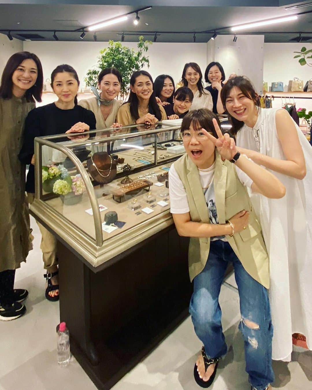 MIHOのインスタグラム：「【季節の27.Allen】  世界中の素敵なものをあつめたセレクトショップPASSAGE DU STOCKMAN  先日のお披露目会、たくさんの人にお越しいただきありがとうございました☺︎  お写真載せれなかったみなさんもゴメンなさい  いままで携わってきてくれた大切な人や初めましての方がたくさんきてくれたのは、不覚にも鼻ツンツンしまして  今日、忘れないぞ、と、刻む。  これからもやりたいことを叶えられるようにコツコツしかできませんが、どうぞよろしくお願いします  季節ごとにお洋服と共に変わっていく27.Allenのメッセージジュエリーをストックマンと共にお楽しみいただけたら幸いデス☺︎  これからもどうぞよろしくお願いします！  @pdst.jp  @27.allen_me.time  @27.allen_miho   27.Allen  #passagedustockman  #ストックマン #27allen #ヴァンセットアレン #tokyo #恵比寿ガーデンプレイスセンタープラザB1 #セレクトショップ #インポート #シンプルかわいいお洋服 #マエノリコンクリート #ジュエリー #シルバージュエリー #オーダーメイドジュエリー #コンビチェーンネックレス #LIFE」