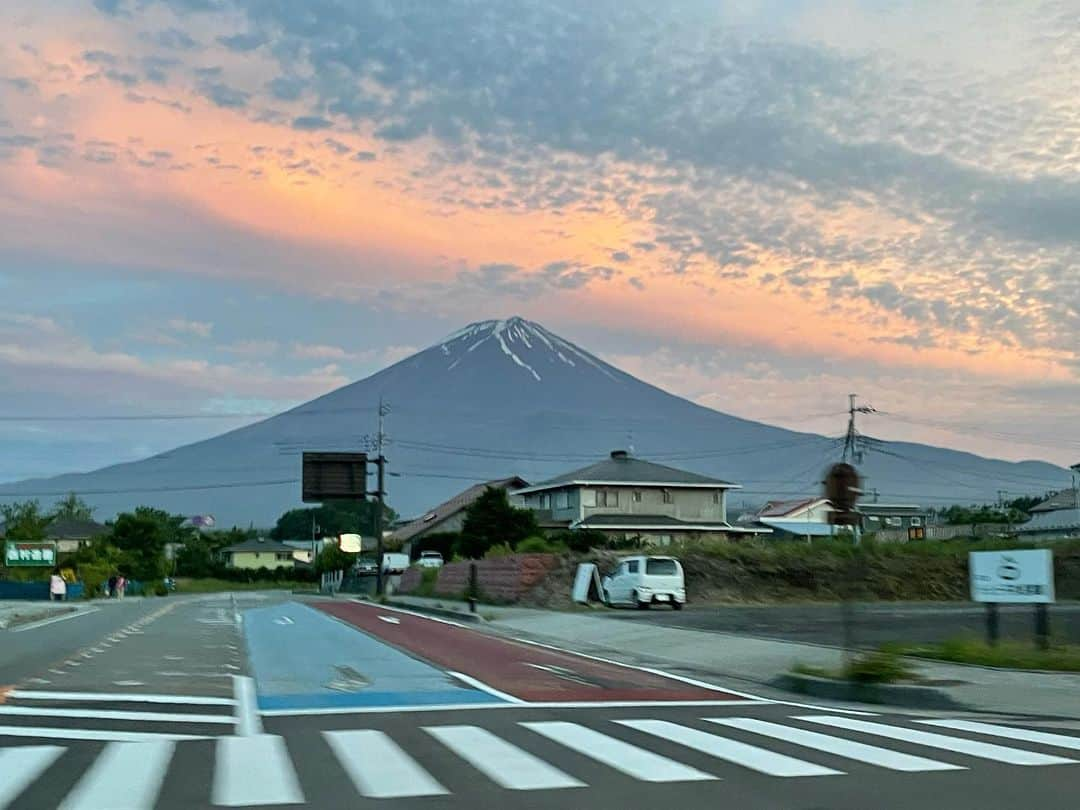 藤沢久美さんのインスタグラム写真 - (藤沢久美Instagram)「昨日はとても夕焼けが綺麗だった。車窓からの交差点の一枚をもうワンショット、インスタへ。  #富士山 #mtfuji #山梨 #yamanashi」6月5日 7時52分 - kumifujisawa