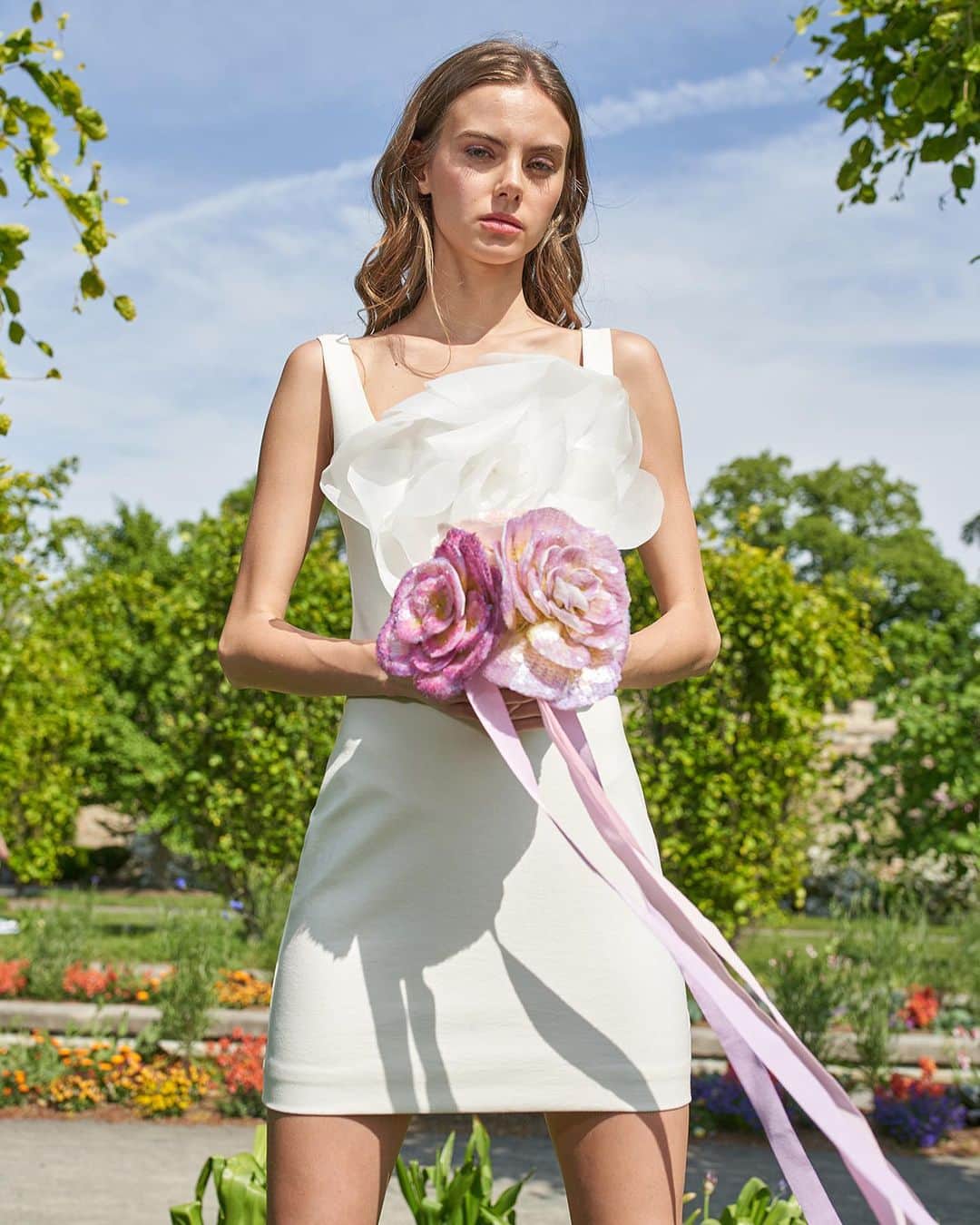 シンシア ローリーのインスタグラム：「Who wants to catch the bouquet? 🌸🌸🌸」