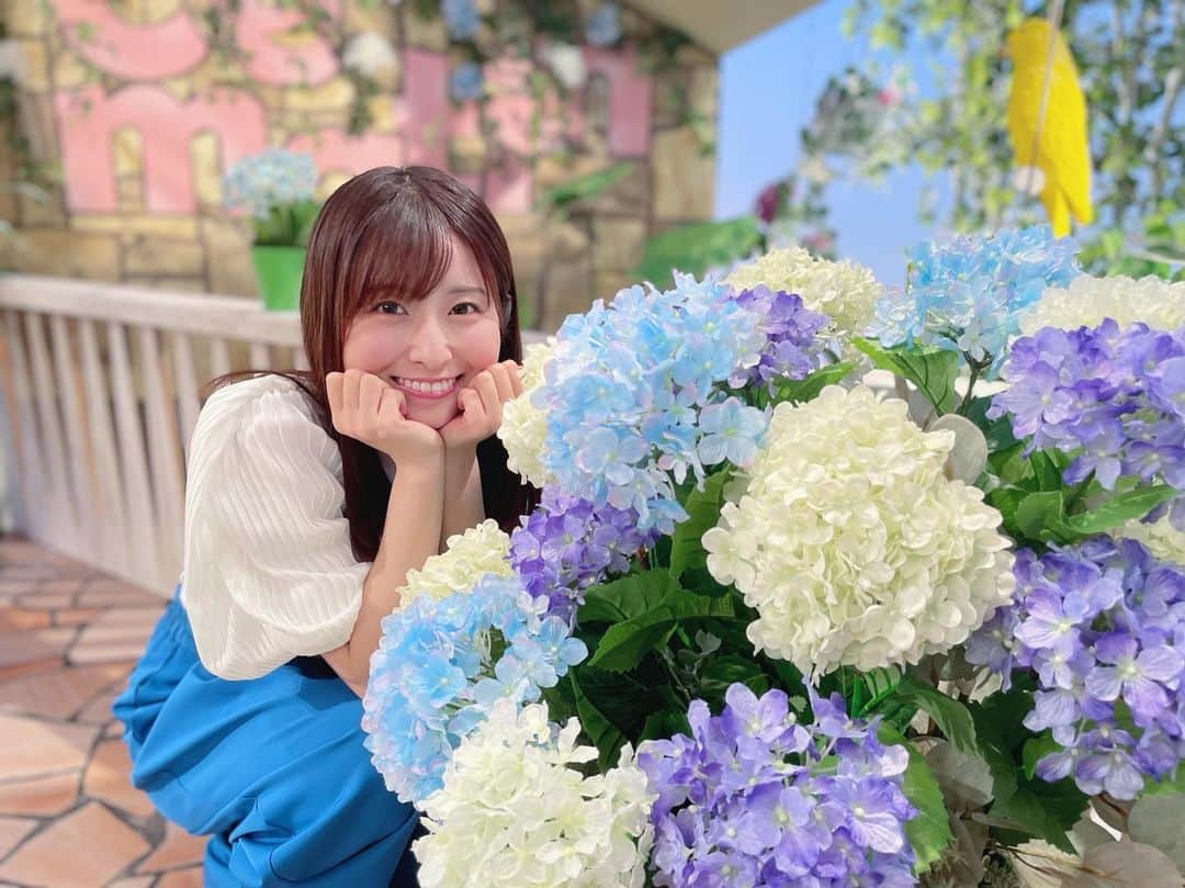 佐藤佳奈さんのインスタグラム写真 - (佐藤佳奈Instagram)「梅雨の季節ということで、スタジオのお花が紫陽花に💧 かわいい🫶🏻  #すまたん #すまたんzip」6月5日 7時48分 - kana_sato_sakana