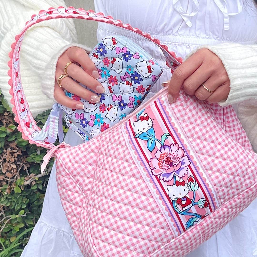 ヴェラブラッドリーのインスタグラム：「The Bag of the Season: Frannie Crescent Crossbody gets a sweet @HelloKitty makeover! 📸: @kkateli  #HelloKitty #VeraBradley #pattern」
