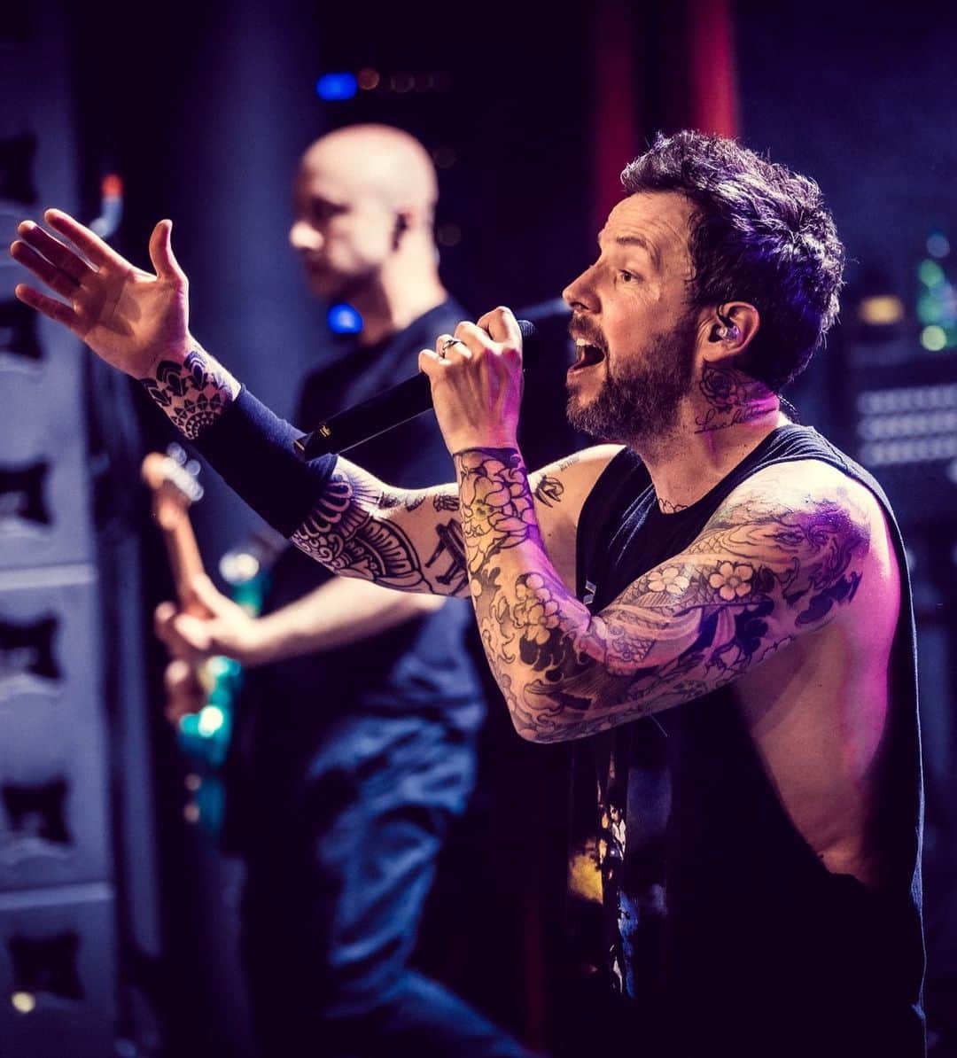 ピエール・ブーヴィエのインスタグラム：「Had a great time in Zurich finally doing a longer headline set.  Crowd was 🔥🔥🔥. Thank you all who came to hang! 📸 @skylerbarberio」