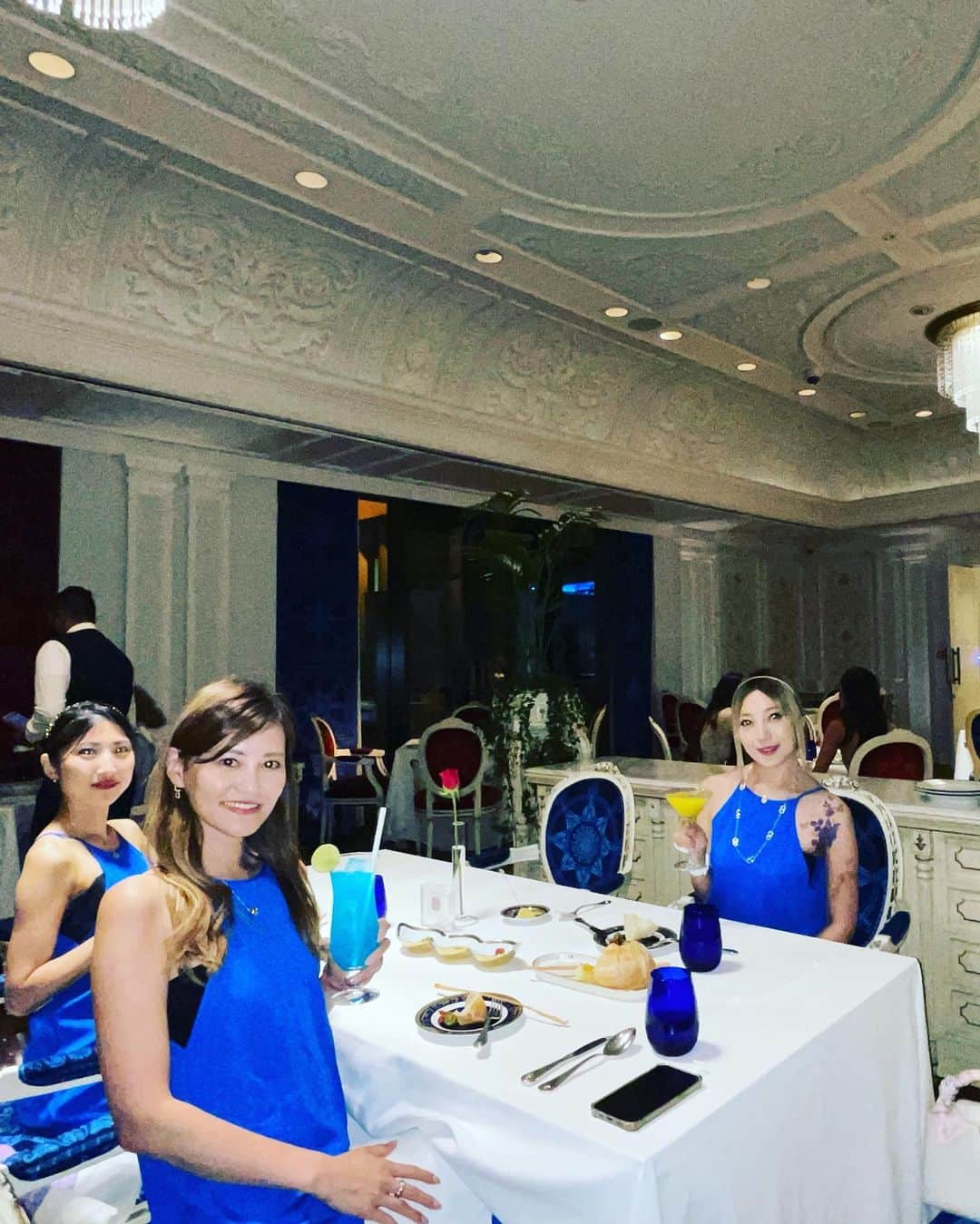 まきたんさんのインスタグラム写真 - (まきたんInstagram)「ベルサーチホテルのイタリアンレストラン🍽️ 生の演奏がきけて、お料理も美味しいし😋めちゃくちゃよかった🥰 たまたま青のドレスで👗行ったらレストランのカラーが青だった💙 またいきたい🥰 #versace restaurant#ドバイ#Dubai#palazzoversacedubai」6月5日 8時02分 - makitan.investor