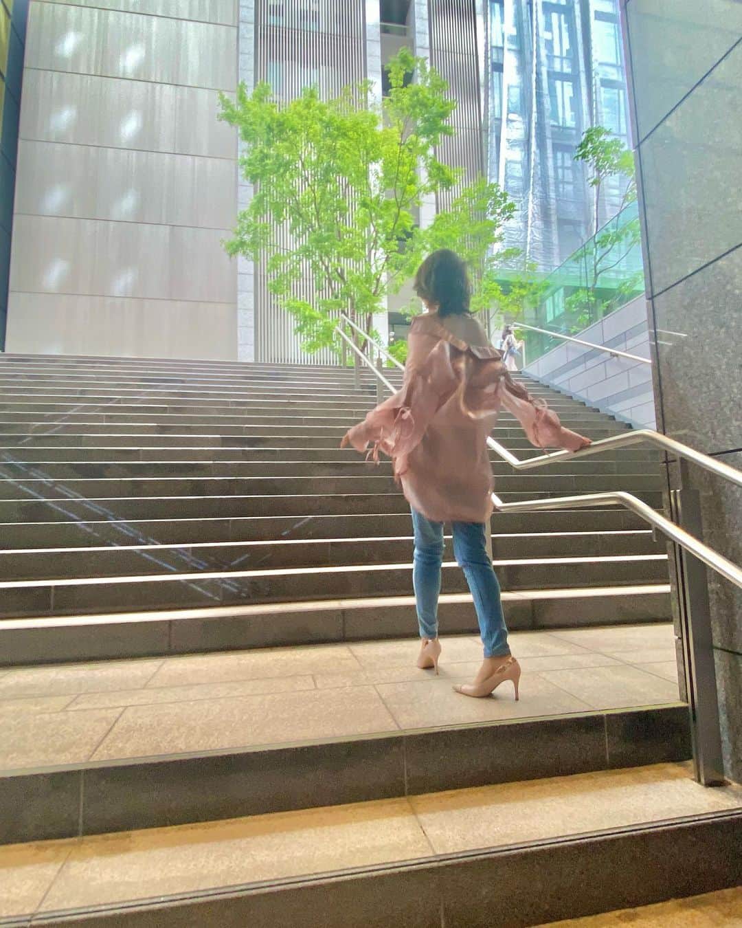 藤田りえのインスタグラム：「ピンクと水色の組み合わせが好き🩷🩵 みんなは何色が好き？  さて！！！ 今日は息子の通う中学校の体育祭(雨で延期になったので) 生徒会役員、応援団員も兼ねているようなので、かーちゃん楽しみであります。 ⁡ #藤田りえ #48歳 #1974年生まれ #アラフィフ #アラフォー #40代 #chico #ピンク #水色」