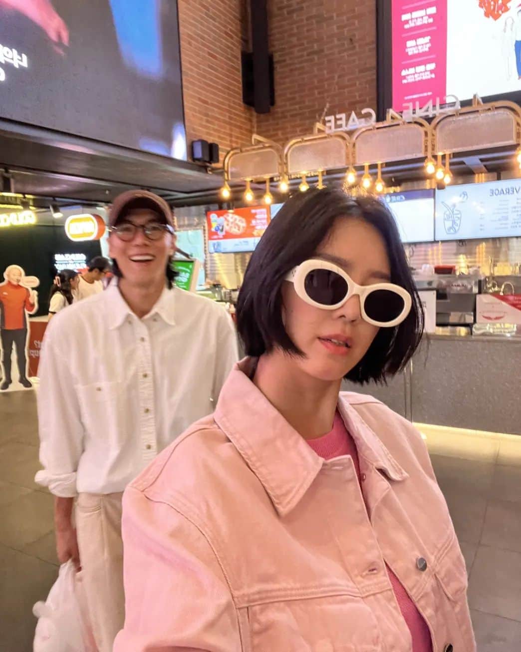 ソン・ジェヒのインスタグラム：「아주 오랜만의 영화 데이트  칠리치즈핫도그 🌭, 버터구이오징어 🦑, 이삭토스트 🥪, 팝콘 🍿, 콜라큰사이즈🥤」