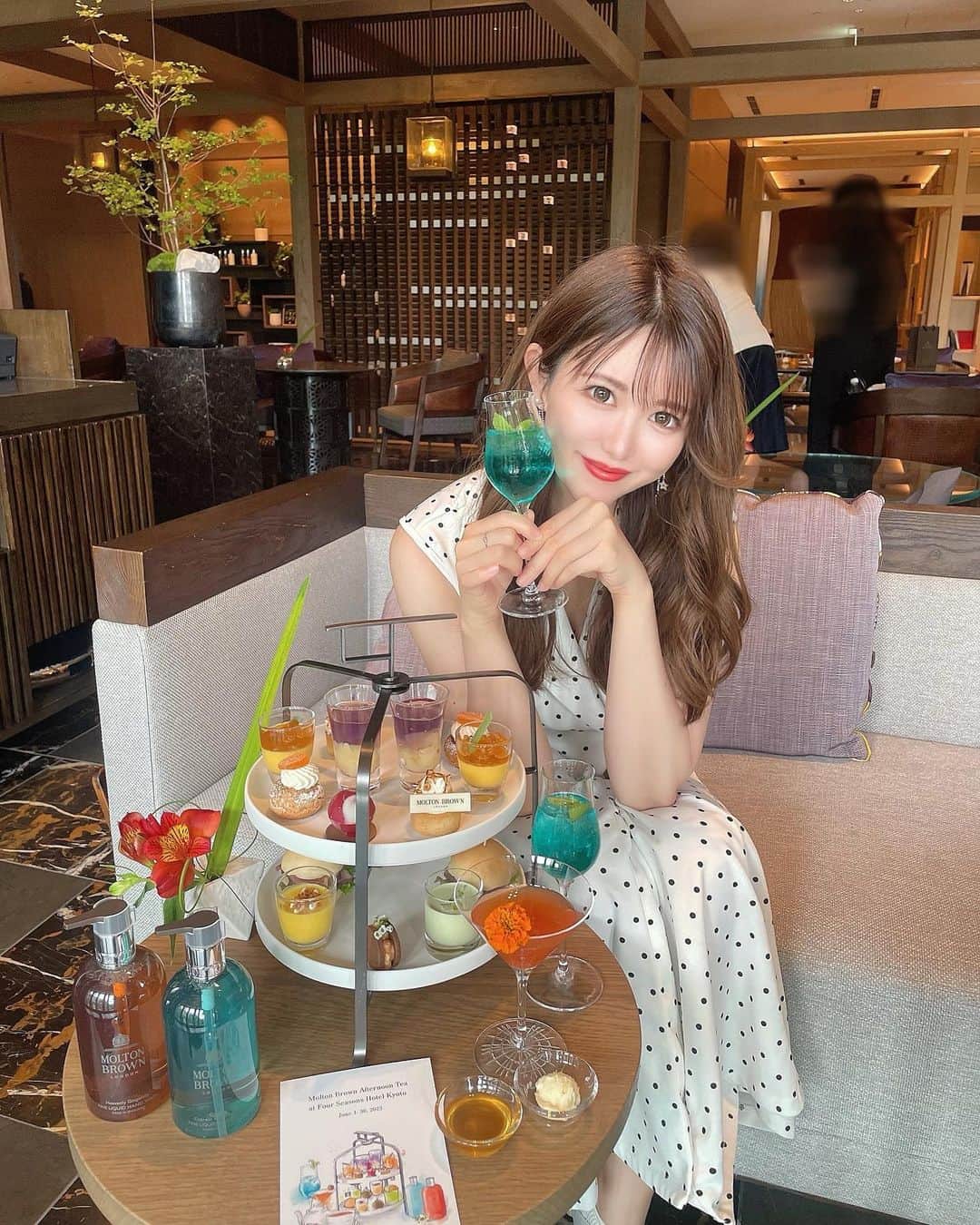 のインスタグラム：「＼fourseasons Kyoto𖥧／ ⁡ ずっと来たいと思っていたフォーシーズンズ京都🥹🫶🏻💓 ⁡ 今回は英国王室御用達のフレグランスブランド👑 “モルトンブラウン” @moltonbrown と フォーシーズンズ京都 @fskyoto  コラボレーションアフタヌーンティーに行ってきました🫖 ⁡ 🗓️2023年6月1日（木）〜30日（金）まで ⁡ 初夏の瑞々しさ🪼透明感をテーマにしつつ、 モルトンブラウンのフレグランスコレクションから インスパイアを受けたオリジナリティあふれる スイーツ、セイボリーメニューが並びます🧁🤍 ⁡ そして数量限定でモルトンブラウンの人気アイテム 「サイプレス＆シーフェンネル」と「ジンジャーリリー」 のバス&シャワージェル ミニボトルをプレゼント🎁🧴 ⁡ どちらもすごく夏らしくて爽やかで上品な香り𓇼🍊🏝️ ⁡ 見た目からも清涼感あふれるドリンクやスイーツに 初夏を感じてきました☀️( ´͈ ᵕ `͈ )🏝️ ⁡ モルトンブラウンの香水瓶をモチーフにした 華やかな「ラズベリーとローズのソルベ」は 口の中でソルベが溶けて甘さと酸味が丁度いいの🥰🍓 ⁡ かぼちゃプリンもなめらかで美味しくて、 クリームチーズとの組み合わせも相性抜群だったな〜✨🎃 ⁡ ぜひ1ヶ月限定の特別なアフタヌーンティーを お楽しみくださいっ💕☺️ ⁡ 🆕情報📣 LINEのお友達限定メニューで今なら 「オレンジマティーニ」がいただけますよ🍊 ⁡ トロピカルオレンジをベースにブラッドオレンジジュースと 金木犀のシロップを合わせた見た目も鮮やかな一杯🍸 ⁡ ドイツの名門ロンネフェルト社のプレミアムティー セレクション27種類に加えてヴァローナ社のホットチョコレート など合計30種以上のバラエティに富んだドリンクをご用意☕️ ⁡ 初夏の池庭「積翠園」の風景を眺めながら フォーシーズンズホテル京都ならではのラグジュアリーな空間で爽やかなティータイムをお過ごしください🌿🫖 ⁡ 期　間：2023年6月1日（木）－6月30日（金） 時　間：12:00－14:30（ラストオーダー14:00）  15:00－17:30（ラストオーダー17:00） *上記時間帯での2部制、要予約 場　所：フォーシーズンズホテル京都 ３階 「ザ・ラウンジ＆バー」 料　金：お一人様 平日7,000円、土日祝7,800円 *料金はサービス料15％、消費税10％を含めた価格です。 *ミニボトルは数量限定🧴なくなり次第配布終了 ⁡ #フォーシーズンズ#フォーシーズンズホテル京都 #京都#京都ホテル#京都ランチ #京都グルメ #京都カフェ#京都観光 #京都スイーツ #京都アフタヌーンティー #ラグジュアリーホテル」