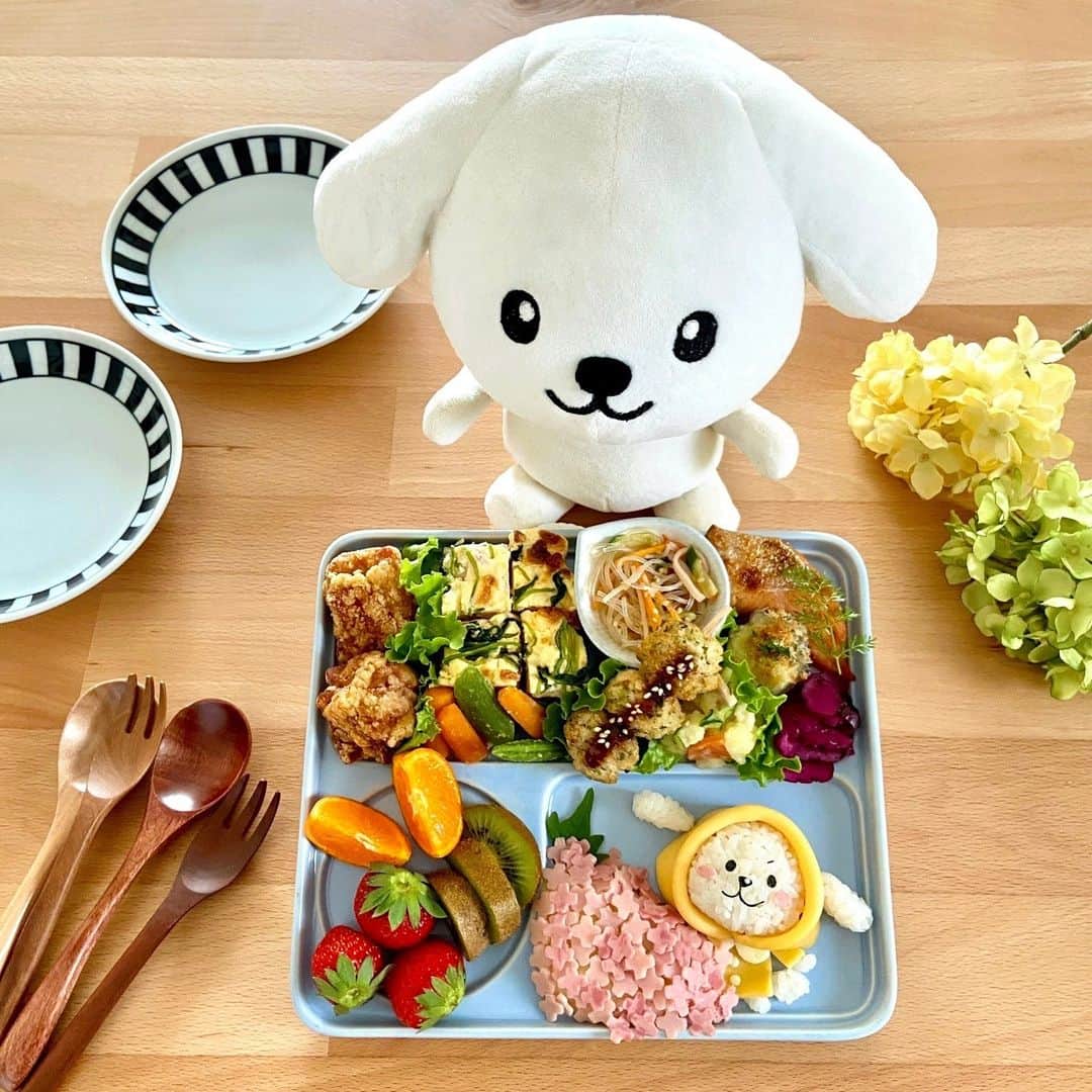 ダスキン ダス犬【公式】のインスタグラム：「. 【アートdeダス犬♪ハンドクラフト企画】  雨の日ばっかり… だけど、楽しいおうちごはんを楽しもーう！  ということで、 アジサイとカッパ姿のダス犬がポイントの ワンプレートごはんを @suzu_iku さんに作ってもらったよ🍴  盛りだくさんのおかずを紹介するよっ！ ・唐揚げ ・ほうれん草のキッシュ ・にんじんとスナップエンドウのグラッセ ・春雨の和物 ・焼き鮭 ・帆立フライ ・椎茸のパン粉焼き ・しば漬け  ちなみに ・大葉とハムの紫陽花 ・薄焼き卵とごはんのダス犬  豪華すぎる…！ 何から食べようか迷っちゃうし、食べきれるかな😂😂  #ワンプレート #梅雨 #ダス犬の雨の日の過ごし方 プレート監修　@suzu_iku」