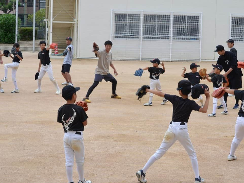 横山雄哉さんのインスタグラム写真 - (横山雄哉Instagram)「.  GAUCHER×野球  西郷少年野球部 @nishigo_baseball   一人一人の能力は素晴らしいチームでした。　でも試合で勝てないのはなぜか。  日々の練習での考え方。 練習で意識する大切なポイント。  そんな事を野球教室では伝えています。 教えた事を、１つで良いから覚えて、取り組む事に挑戦して、日々頑張って欲しいです🔥  西郷少年野球部の皆さん。 控えめに言って最高でした。 楽しい時間ありがとうございました。  #gaucher #baseball #西郷少年野球部　#灘区 #野球教室」6月5日 8時17分 - yuya_yokoyaaaman