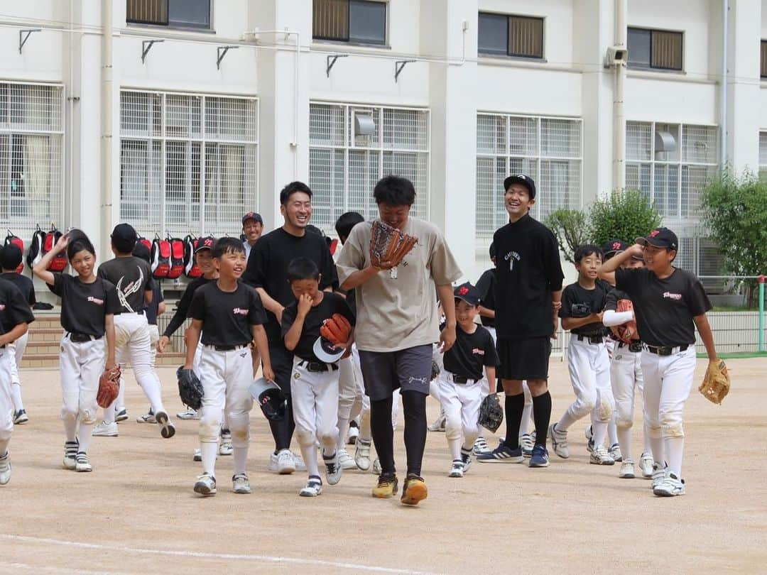 横山雄哉さんのインスタグラム写真 - (横山雄哉Instagram)「.  GAUCHER×野球  西郷少年野球部 @nishigo_baseball   一人一人の能力は素晴らしいチームでした。　でも試合で勝てないのはなぜか。  日々の練習での考え方。 練習で意識する大切なポイント。  そんな事を野球教室では伝えています。 教えた事を、１つで良いから覚えて、取り組む事に挑戦して、日々頑張って欲しいです🔥  西郷少年野球部の皆さん。 控えめに言って最高でした。 楽しい時間ありがとうございました。  #gaucher #baseball #西郷少年野球部　#灘区 #野球教室」6月5日 8時17分 - yuya_yokoyaaaman