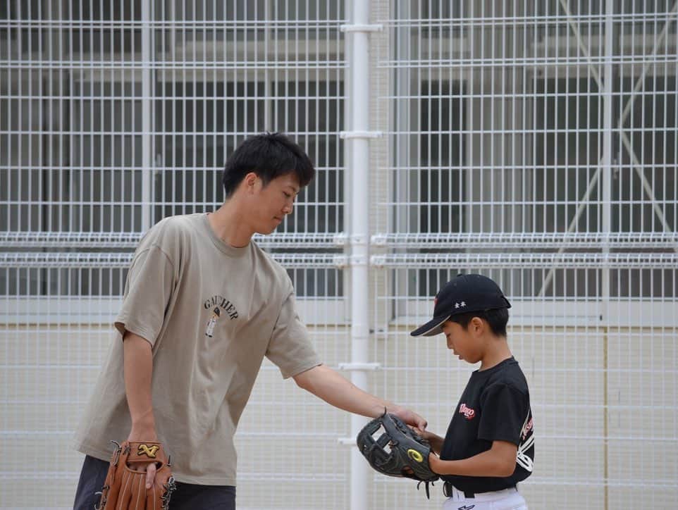 横山雄哉さんのインスタグラム写真 - (横山雄哉Instagram)「.  GAUCHER×野球  西郷少年野球部 @nishigo_baseball   一人一人の能力は素晴らしいチームでした。　でも試合で勝てないのはなぜか。  日々の練習での考え方。 練習で意識する大切なポイント。  そんな事を野球教室では伝えています。 教えた事を、１つで良いから覚えて、取り組む事に挑戦して、日々頑張って欲しいです🔥  西郷少年野球部の皆さん。 控えめに言って最高でした。 楽しい時間ありがとうございました。  #gaucher #baseball #西郷少年野球部　#灘区 #野球教室」6月5日 8時17分 - yuya_yokoyaaaman