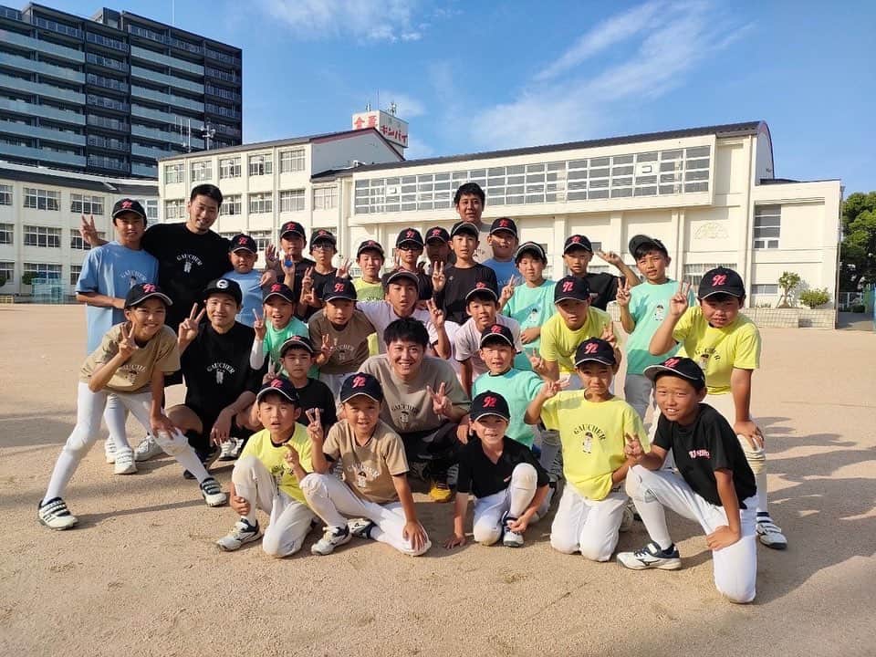横山雄哉のインスタグラム：「.  GAUCHER×野球  西郷少年野球部 @nishigo_baseball   一人一人の能力は素晴らしいチームでした。　でも試合で勝てないのはなぜか。  日々の練習での考え方。 練習で意識する大切なポイント。  そんな事を野球教室では伝えています。 教えた事を、１つで良いから覚えて、取り組む事に挑戦して、日々頑張って欲しいです🔥  西郷少年野球部の皆さん。 控えめに言って最高でした。 楽しい時間ありがとうございました。  #gaucher #baseball #西郷少年野球部　#灘区 #野球教室」
