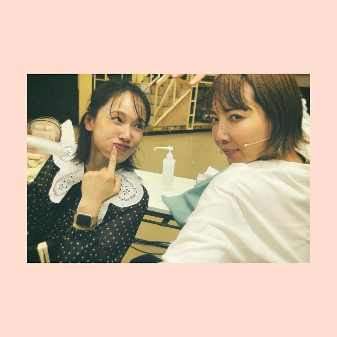 ソニンさんのインスタグラム写真 - (ソニンInstagram)「. ご飯もぐもぐマヌケを撮られる私とカッコよくキメられるちえさんのサラハリエットの友情胸熱です❤️‍🔥 #稽古場思い出　#PhotoByリオンミサキ  いよいよ本日6月5日開幕‼️ 応援よろしくお願いします。🥹  #FactoryGirls #ファクトリーガールズ #東京国際フォーラムホールC #６月１３日までだから #柚希礼音　さん #ソニン #さいごまで２枚目は触れない #ななにーのマルコメ姿はこれのこと」6月5日 8時20分 - sonim_official