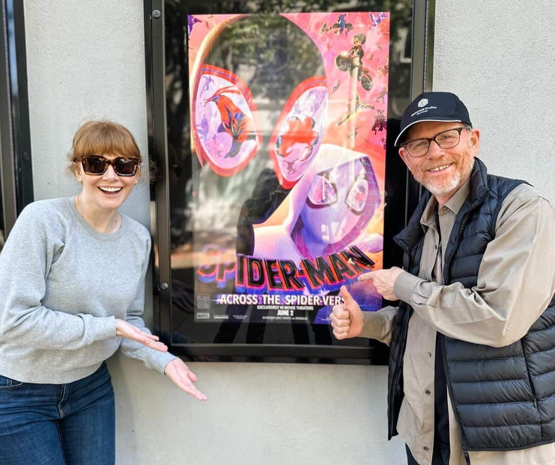 ブライス・ダラス・ハワードのインスタグラム：「As a former Gwen Stacy, can I just say: RUN DON’T WALK to see “Spider-Man: Across the Spider-Verse”! Bravo to the entire creative team! An astonishing film on every level. My pops and I are already itching for the next! Congrats:)⁣ ⁣ [ID: After a mind-blowing movie matinee, BDH (left) and Ron Howard (right) stand on either side of a “Spider-Man: Across the Spider-Verse” poster, giving their smiles and two thumbs up.]」