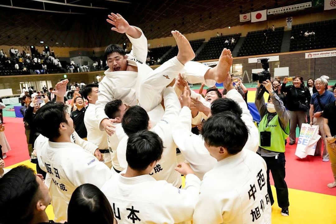 王子谷剛志のインスタグラム：「2年連続飛びました🥺 チームメイトに感謝です！ @otahyoga 今回の胴上げで全身筋肉痛になっていないか不安です。 #旭化成柔道部 #asahikaseijudo」