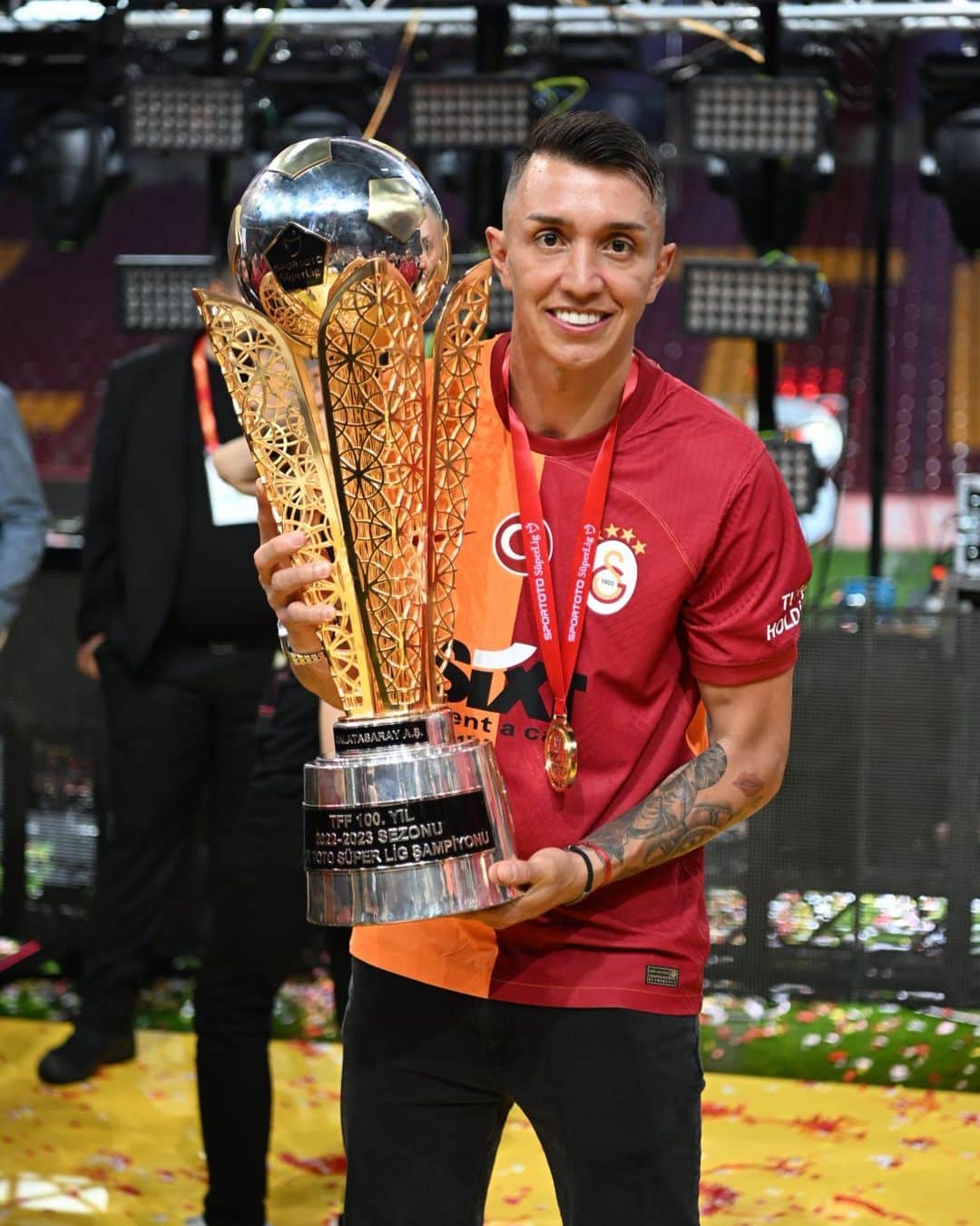 のインスタグラム：「What an amazing way to end the season! 🔥 Big victory in the Derby and a great team's performance. We showed that we really deserve this championship. 🏆⚽️ It's been an incredible journey. Proud of what we've achieved and grateful for the amazing support you have given us all year. THANK YOU!    Qué manera increíble de terminar la temporada! 🔥 Gran victoria en el Derby y una gran performance del equipo. Demostramos que realmente merecimos este campeonato. 🏆⚽️ Ha sido un camino increíble. Orgulloso de lo que hemos logrado y agradecido por el increíble apoyo que nos han brindado durante todo el año. MUCHAS GRACIAS!   #ALLTOGETHER #Galatasaray #Cimbom #GSvFB」