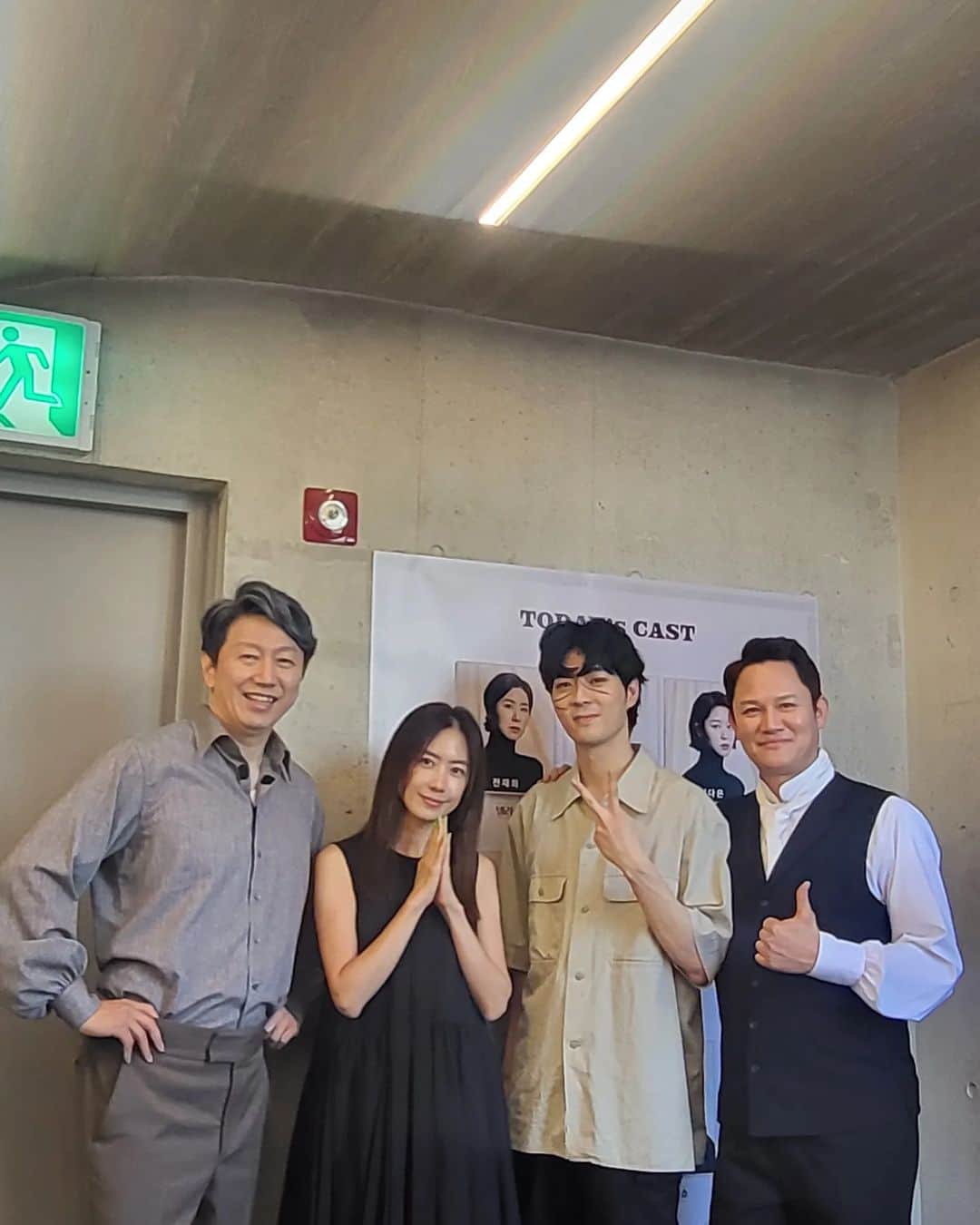 キム・スロのインスタグラム：「폭풍의언덕 에서 돌아온다 를 느끼며.......  여선생(홍은희),아버지(강성진),아들(김아론),청년(김수로)  벌써 1년이 지났네. 빠르네.  #응원와준_은희형수 #돌아온다_팀」
