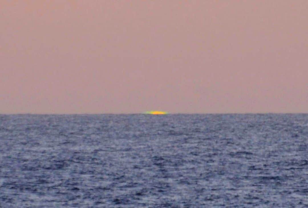 海上自衛隊さんのインスタグラム写真 - (海上自衛隊Instagram)「夕日が放つ緑の閃光 日没の一瞬を収めました！📸  #グリーンフラッシュ #日没 #奇跡の瞬間 #写真好きな人と繫がりたい」6月5日 8時30分 - jmsdf_pr