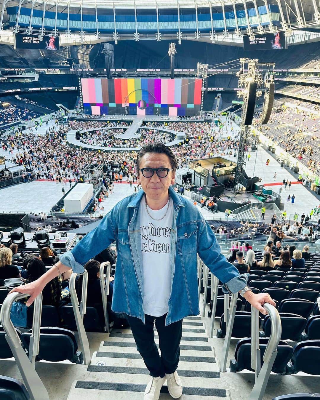 布袋寅泰のインスタグラム：「今夜はビヨンセの「ルネッサンス」ワールドツアーを観にTottenham Hotspur Stadiumへ。世界最高峰のエンタテインメントの凄みを体感。演出も演奏もサウンドもファッションもどれをとってもハイセンスの極み。そして何よりビヨンセの歌の説得力が物凄かった。前回のツアーも観たけどさらにパワーアップしていた。素晴らしい！の一言。ちなみに娘と彼氏と一緒にコンサートに出かけたのは初めて。思い出に残る一夜となった。#ビヨンセ　#beyonce #RenaissanceWorldTour  #tottenhamstadium #ビヨンセ最高🔥」
