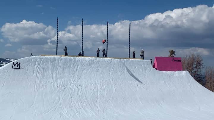 上田ユキエのインスタグラム：「#WorldQuarterpipeChampionships 🔥  Thank you for the amazing event and opportunity! @slushthemagazine @mammothmountain   #snowboarding #grom #mammothmountain」