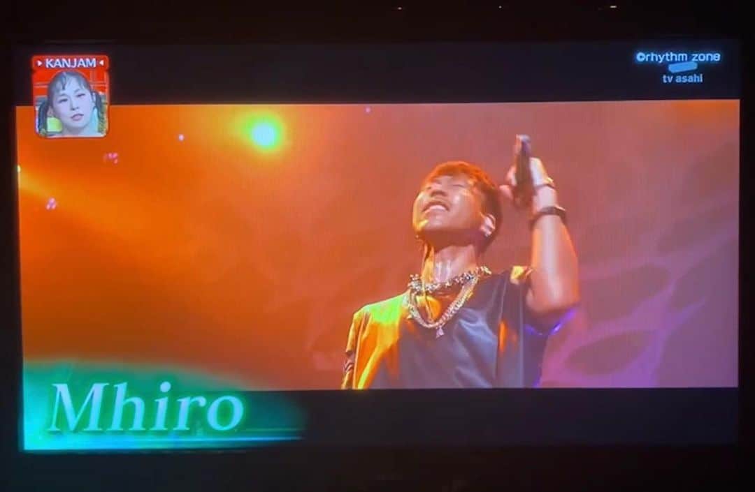 MIHIRO 〜マイロ〜のインスタグラム：「Live後 帰宅したらサプライズ  いやいやもう本当に 嬉し過ぎるし、 ありがた過ぎるし、 恐れ多いし、もったいないし、 そんな評価をこの僕が.. @officialai  ありがとうございます！  泣きます  今日から歌練、 ボイトレ、ボイメン、 共にもっともっと増やして、 誰かが笑顔になってもらえる、 そんな届けれる歌をいつか 歌えれるよう頑張る、ぞ。。  ps AIさんの歌に沢山感動させられ影響を受けて、自分の歌声は何度も生まれ変われました。感謝  #うわ #嬉しい #サプライズ #関ジャム」
