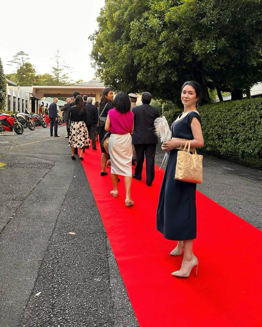 紙本真琴さんのインスタグラム写真 - (紙本真琴Instagram)「6月2日はイタリアの建国記念日🇮🇹  当日は台風による大雨で延期となりましたが3日に開催された  『Italian National Day Reception』へ 私とパグちゃんもご招きにあずかり出席してきました✨  自称アナザースカイと感じているイタリア…  昨年は息子の留学手続きで何度となく訪れていた在日イタリア大使館  まさか祝賀会に参加できるなんて⤴︎ 夢のような時間でした🥹  コーディネートはイタリア&日本ということで…  着物ドレス＋帯バッグ🇯🇵 現地で購入したヴェネチアンマスク＋リング＋ピアス＋バングル🇮🇹  Thankyou @sanmarzanowines   皆んなでサンマルツァーノワインで乾杯🍷美味しくハッピーなパーティーでした！  素晴らしい方々にお会いでき素敵なご縁に感謝します🤍  #イタリア大使館 #イタリア #EmbassyofItalyinJapan #イタリア建国記念日 #サンマルツァーノワイン #プーリア #イタリアワイン #スタイルアップコーディネーター #macotokamimoto #macotostyling #パーソナルスタイリスト」6月5日 8時51分 - macoto.kamimoto