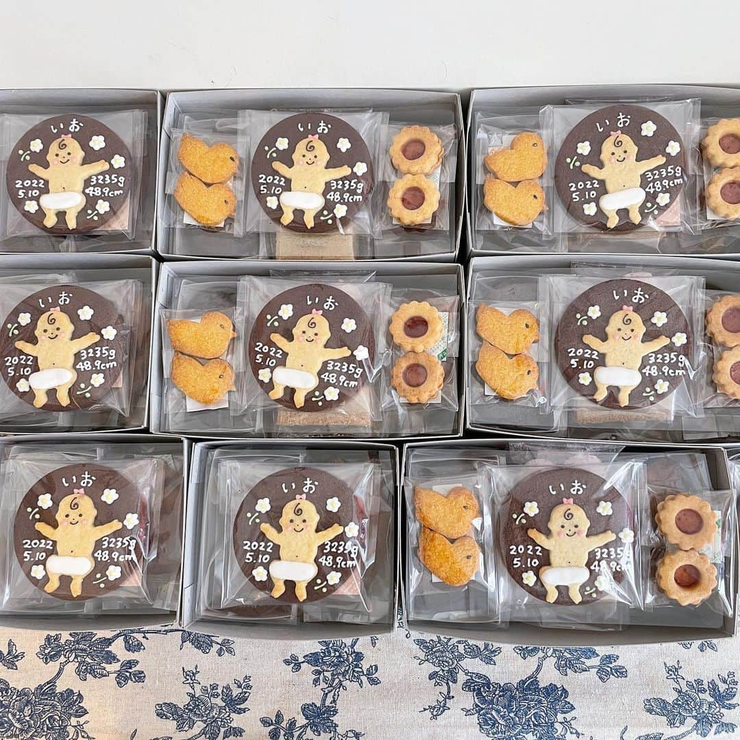 おやつ屋ハイジのインスタグラム：「#焼き菓子 #お菓子の詰め合わせ #オーダーお菓子 #お菓子ボックス #記念日のお菓子 #出産内祝い #内祝い #内祝いハイジ #おやつ屋ハイジ #焼き菓子ギフト #お取り寄せスイーツ #出産お祝い #出産ギフト #お誕生日クッキー」