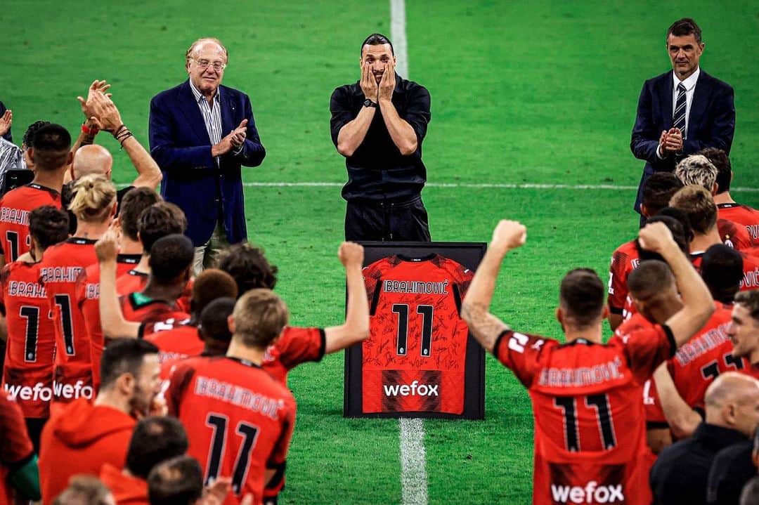 ダヴィデ・カラブリアのインスタグラム：「Semplicemente grazie Zlatan. Grazie per quello che hai dato al calcio. Grazie per tutto quello che hai fatto per noi, è stato un onore.  Arrivederci leggenda  @iamzlatanibrahimovic 👑❤️🖤」