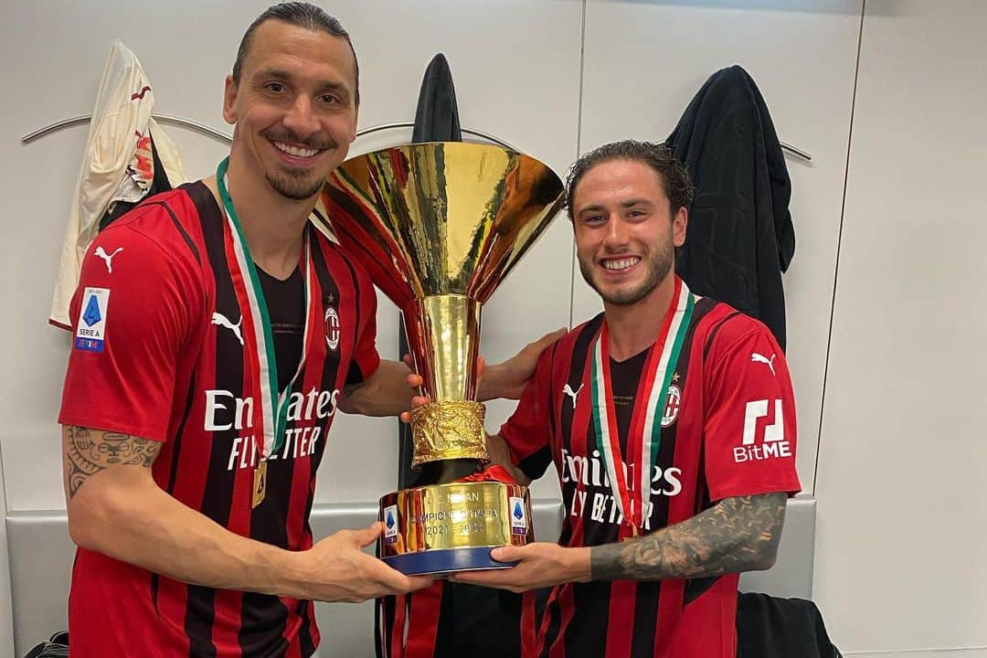 ダヴィデ・カラブリアさんのインスタグラム写真 - (ダヴィデ・カラブリアInstagram)「Semplicemente grazie Zlatan. Grazie per quello che hai dato al calcio. Grazie per tutto quello che hai fatto per noi, è stato un onore.  Arrivederci leggenda  @iamzlatanibrahimovic 👑❤️🖤」6月5日 8時58分 - davidecalabria2