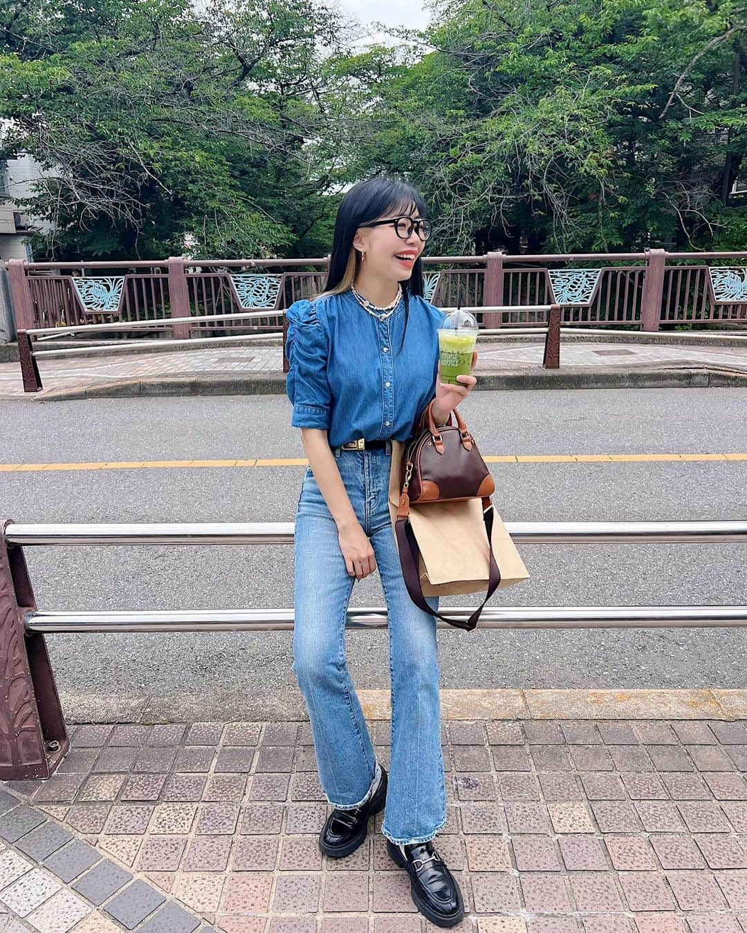 中島奈津希のインスタグラム：「👖💙💙 ⁡ ⁡ ⁡ ⁡ おはようございます😪 ⁡ ⁡ 前日雨だった翌日の晴れの日は 予定詰め込みがち🌈笑 バタバタな日曜日でした。笑 ⁡ ⁡ ⁡ ⁡ ⁡ POPUPへいったのだけど @topazz.topazz のネックレスがかわいくて そのまま付けて帰っちゃった✌️🩷笑 ⁡ パールとシルバーの組み合わせがかわいいの🦪 夏に向けてシルバーアイテムが気になる😯🫶 ⁡ ⁡ blouse/denim/#moussy  necklace/#topazz  bag/#accommodeX中島姉妹  belt/#celine  loafer/#zara  ⁡ ⁡ ⁡ ⁡ @stockcoffee_tokyo ドリンクだけテイクアウトしたのだけど プリンもとっても美味しそうだった😍😍 行列できてたから今度は平日に行ってみよう🍮 ⁡ ☁️☁️☁️☁️☁️☁️☁️☁️☁️☁️☁️☁️☁️ #code#coordinate#fashion#stockcoffee_tokyo#nakameguro#nakamegurocafe#中目黒#中目黒カフェ#おなつコーデ」