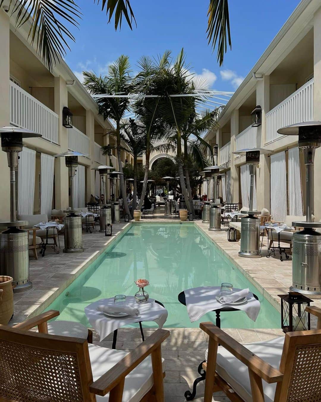 須田朱音のインスタグラム：「🌴  𝐂𝐚𝐫𝐚 𝐑𝐞𝐬𝐭𝐚𝐮𝐫𝐚𝐧𝐭 🍽️ ホテルの真ん中にあるプールを眺めながら食事ができます♡  私たちはLunchしたけど、 トリュフパスタとっても美味しかった🥗  BreakfastもDinnerも出来るよ‼︎ 食事に行くだけでも、雰囲気味わえるのでおすすめ♡  今回はCara HotelのBarへは行けなかったから、 今度行ってみたい🍸  #carahotel #cararestaurant #losangeles #lunch」