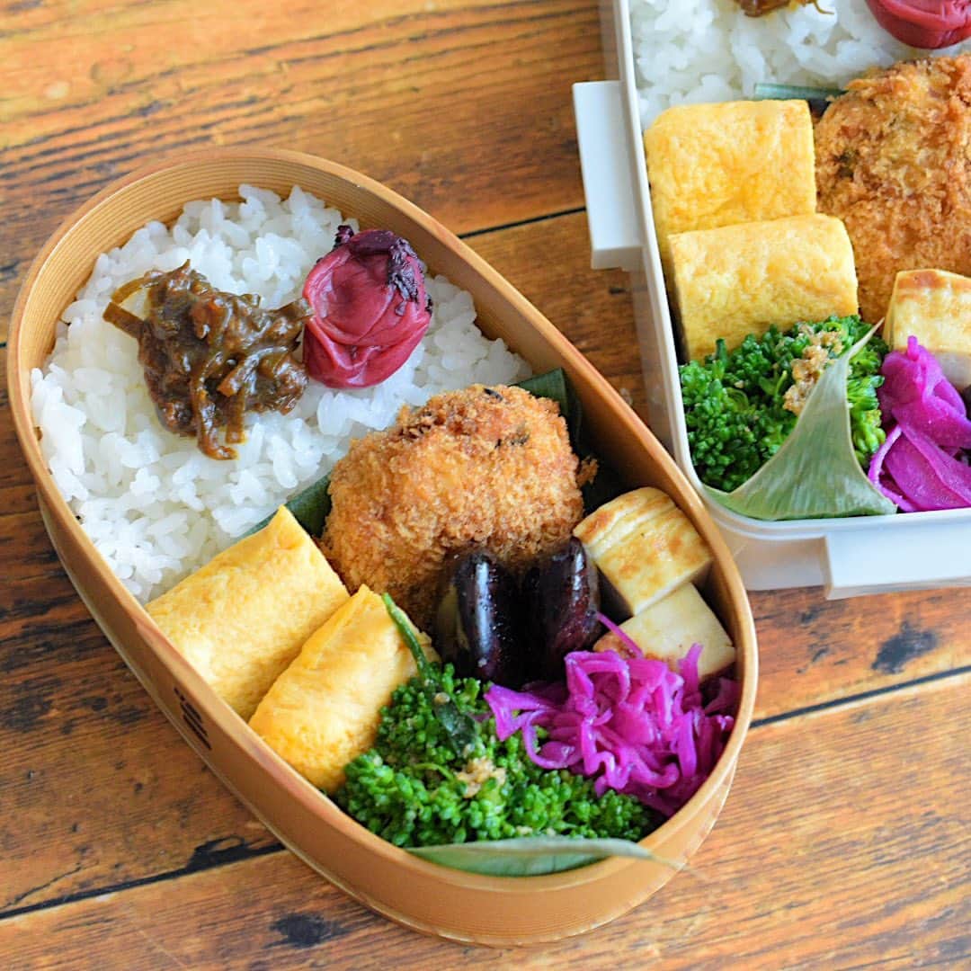 yukiyoのインスタグラム：「2023.6.5* ・ 今日のお弁当 ・ ごはんにネギ味噌、梅干し 甘い出汁巻 おからコロッケ ブロッコリーごま和え 花豆煮たの 紫キャベツマリネ 豆富カステラ おにぎりの具は蕗味噌 お味噌汁はじゃがいも、絹さや、油揚げ ・ 週末は尾瀬に行ったので 片品村の直売所で買った花豆の甘露煮をお弁当に 色々な豆を買ったので少しずつ頂くのが楽しみ ・ ・ #お弁当 #obento #bento #japanesefood #暮らし #わっぱ #曲げわっぱ #わっぱ弁当 #igersjp #クロワッサンお弁当部 #クロワッサン普段弁当」