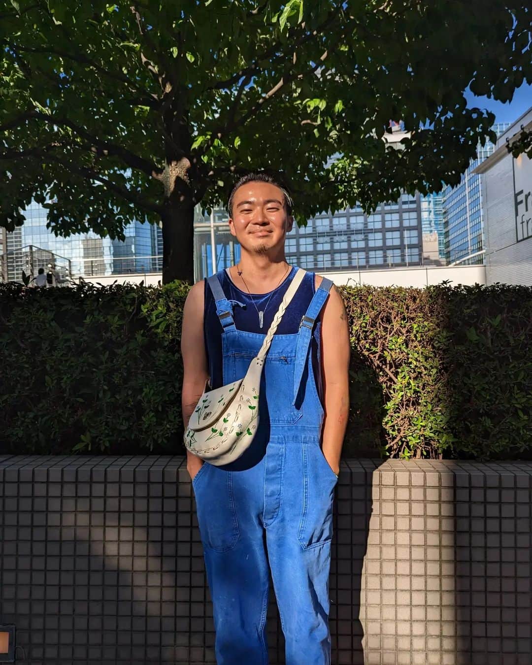 清水文太のインスタグラム：「夏だ！タンクトップ着ちゃいました。 バッグもオーバーオールも古着🐦 ネックレスは @rackets_experimental_jewelry です！ 毎日着けてます⚪ 🌾✁🌱@deco_kure  また、京都のエースホテルでも絵本「みんなのいろいろ」の読み聞かせをすることになりました！（@hina_is_ と演奏する🌷）近いうちにまた載せます👍」