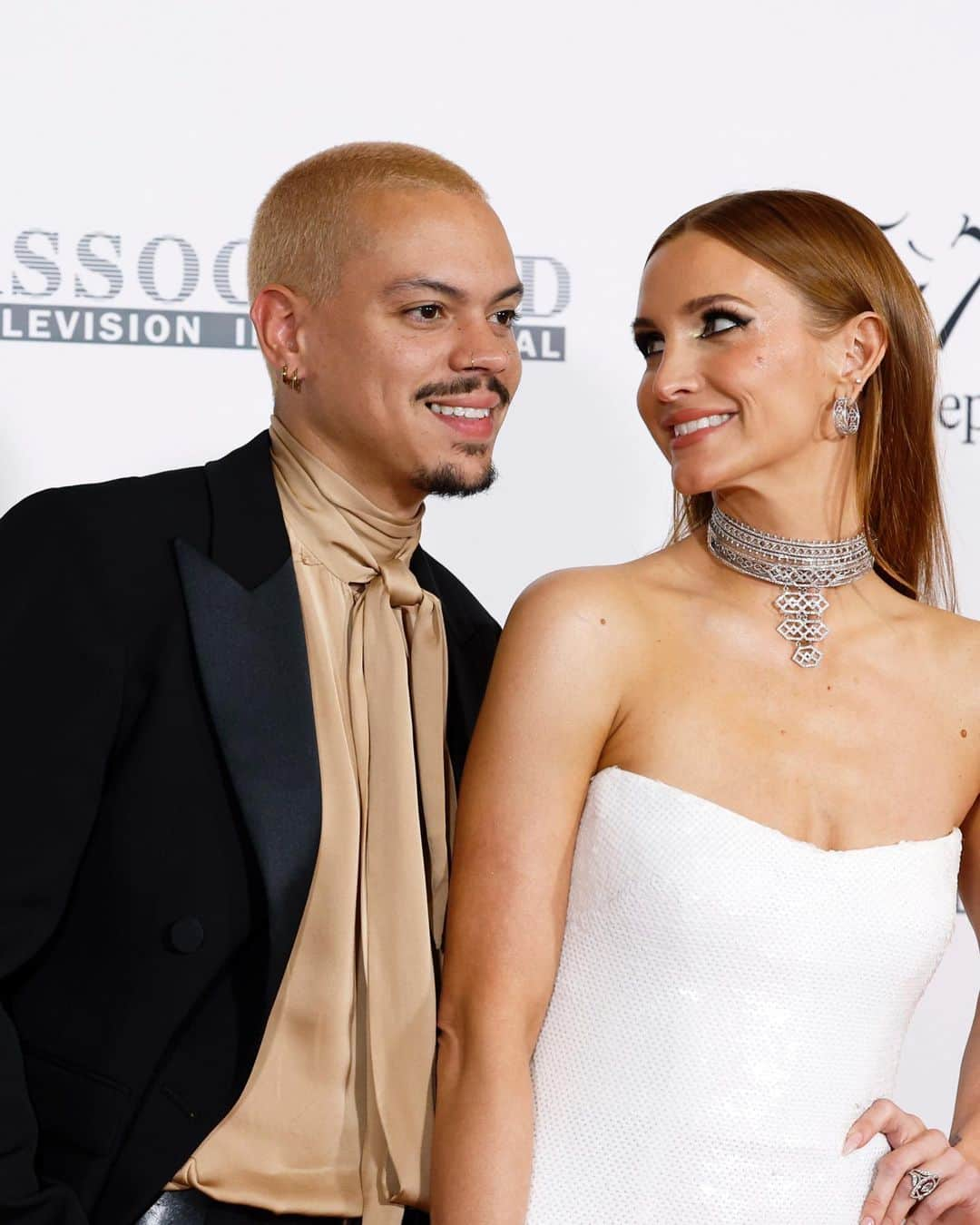 Just Jaredさんのインスタグラム写真 - (Just JaredInstagram)「Ashlee Simpson Ross and Evan Ross got all glammed up for a date night out at the Race to Erase MS Gala in Los Angeles over the weekend #AshleeSimpson #AshleeSimpsonRoss #EvanRoss Photos: Getty」6月5日 9時18分 - justjared