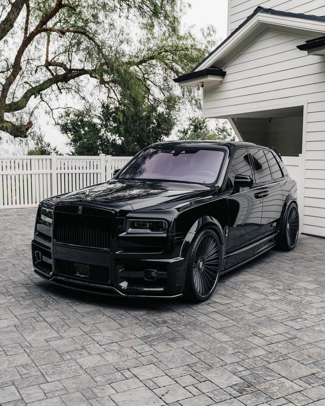 スコット・ディジックのインスタグラム：「Nothing but quality.. Built for @letthelordbewithyou on his 1 of 1 Forged Carbon @urbanautomotive Rolls Royce Cullinan featuring his set of our 3-Piece VL54 Signature Series®. Finished in a stunning Brushed Satin Liquid Smoke finish for the centers & Polished Gloss Liquid Smoke outer lips. Commissioned by: @platinum_group @jkplatinum @gplatinum - #mvforged #truebespokewheels  #forgedwheels #rollsroyce #cullinan #platinumgroup #rollsroycecullinan」