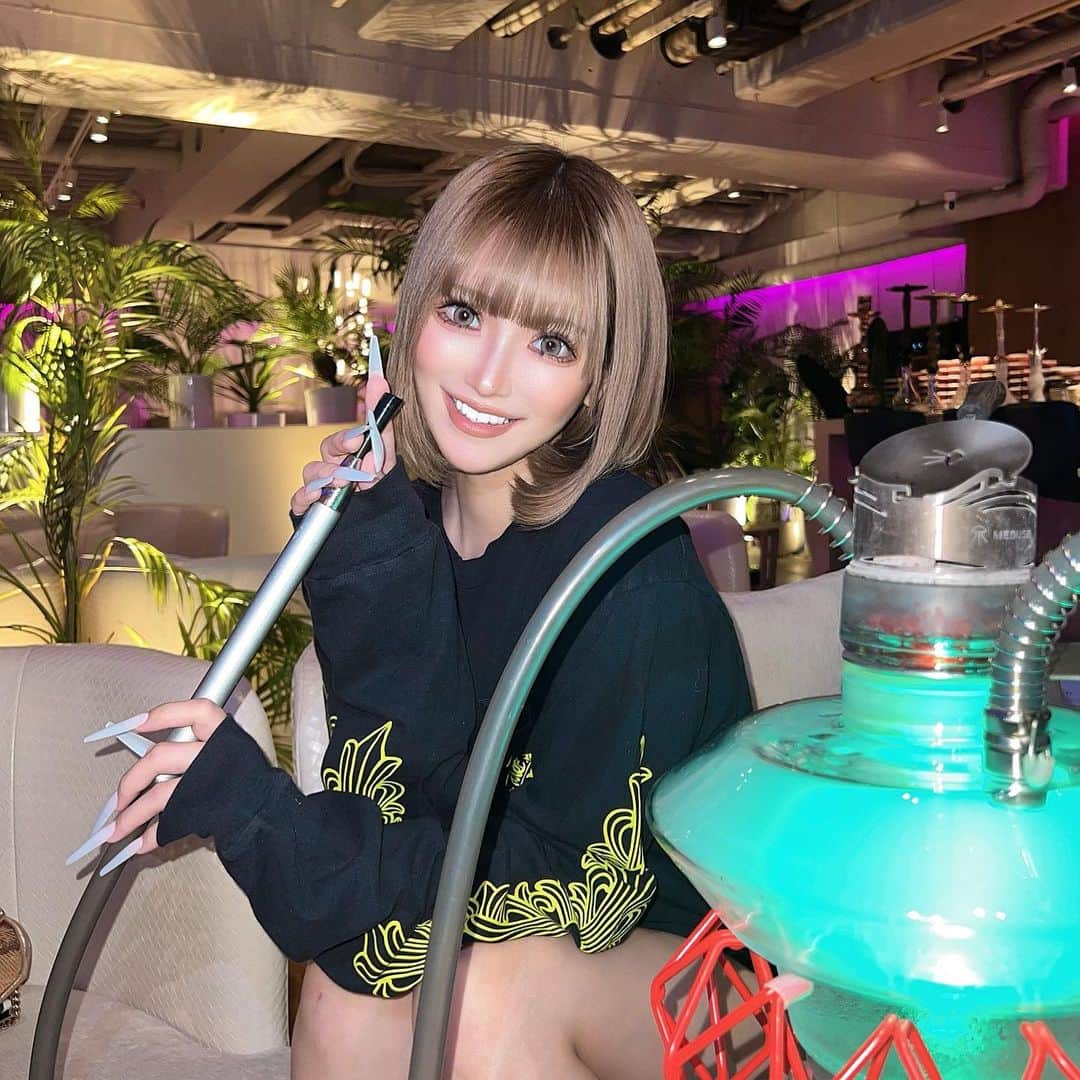 りいにゃんのインスタグラム：「ショート似合うって言ったからしたのに🦋 . . . . . . #知らない」