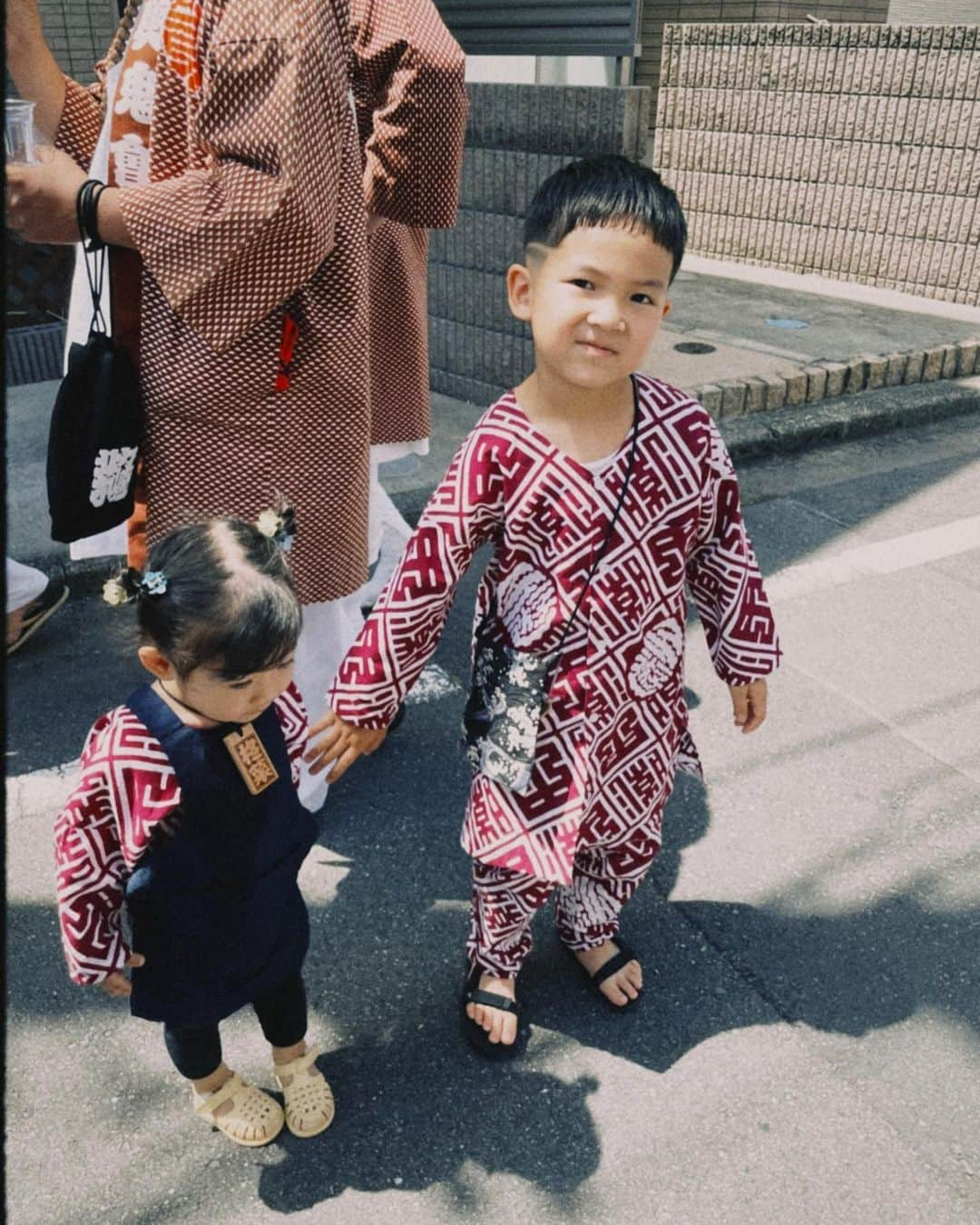 山崎まきこさんのインスタグラム写真 - (山崎まきこInstagram)「4年ぶりのお祭りでは子供がたくさん増えてた🫶🏻 #癒したちに囲まれた日 #1日お神輿の付き人してクタクタな母 #日焼け止め忘れて腕変な焼け方する31歳」6月5日 9時31分 - makiko_yamazaki