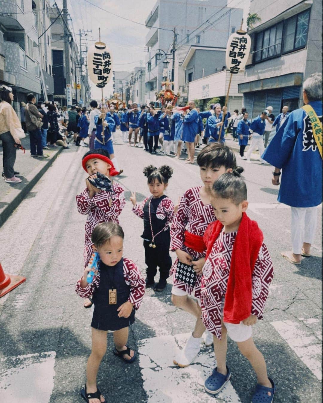 山崎まきこさんのインスタグラム写真 - (山崎まきこInstagram)「4年ぶりのお祭りでは子供がたくさん増えてた🫶🏻 #癒したちに囲まれた日 #1日お神輿の付き人してクタクタな母 #日焼け止め忘れて腕変な焼け方する31歳」6月5日 9時31分 - makiko_yamazaki