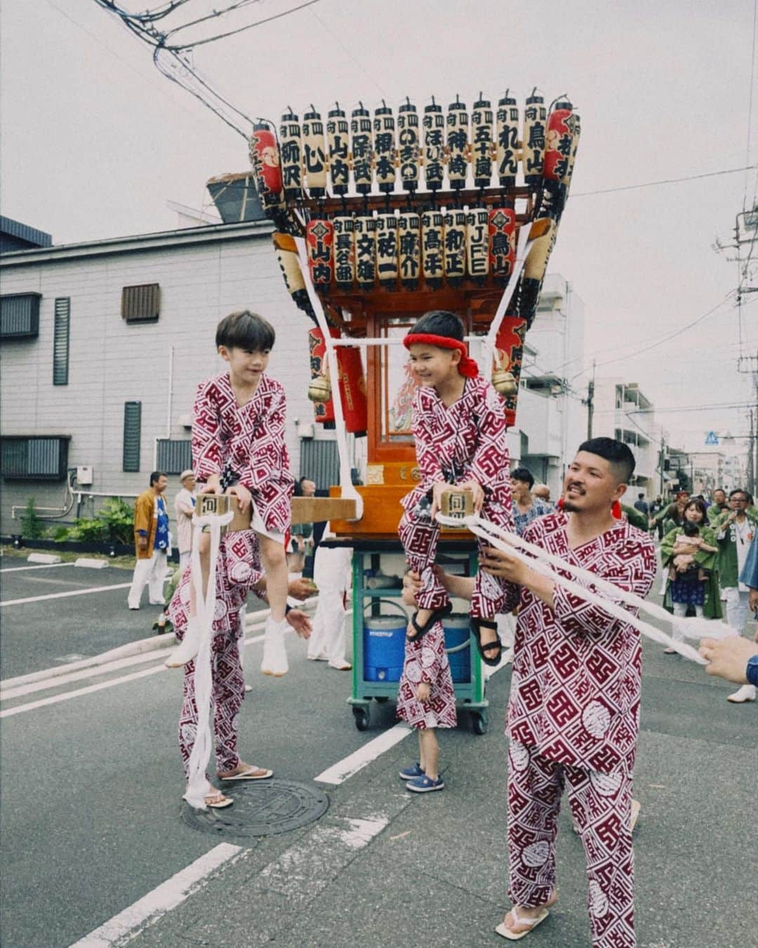 山崎まきこさんのインスタグラム写真 - (山崎まきこInstagram)「4年ぶりのお祭りでは子供がたくさん増えてた🫶🏻 #癒したちに囲まれた日 #1日お神輿の付き人してクタクタな母 #日焼け止め忘れて腕変な焼け方する31歳」6月5日 9時31分 - makiko_yamazaki