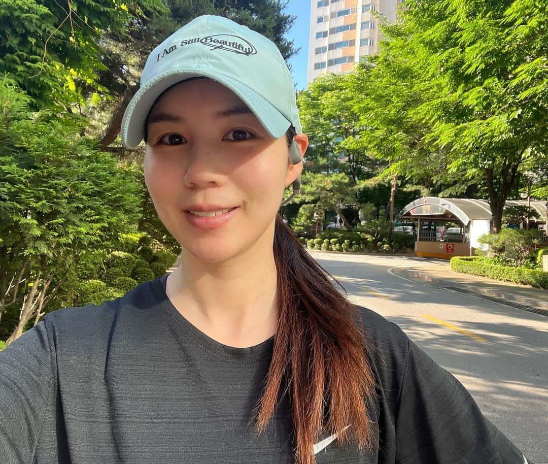 パク・シウンのインスタグラム：「#HaVeAGoOdDaY 🩵 운동하며 제 눈에만 담기 아까워서 가져왔어요~🥰🌹🌸🌿 좋은하루 시작해봐요~🤗」