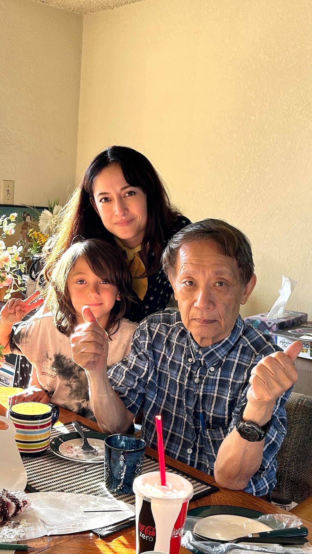 フリーディアのインスタグラム：「Happy birthday Dad 🍰💕  Nice mellow weekend with family.  Tell me about your weekend.  • • • お父さんの誕生日だった。おめでとうパパ。 ゆったりとした週末でよかった。 みんなの週末はどうだった？  #weekend #dadsbirthday #chill #mellow #thelittlethings」