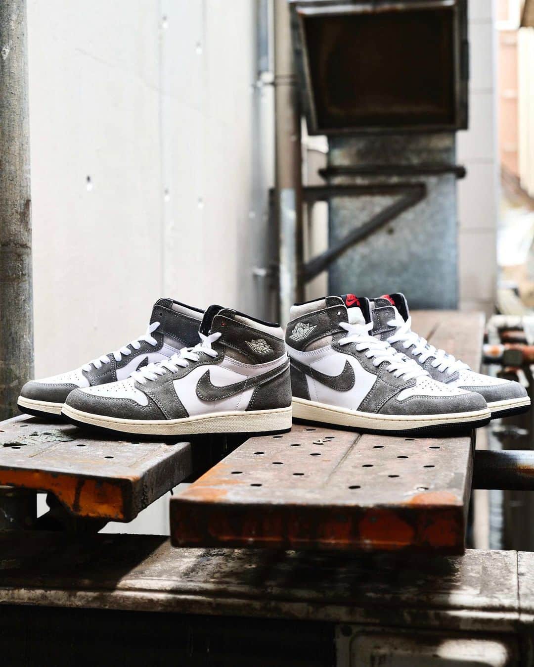 アトモスさんのインスタグラム写真 - (アトモスInstagram)「. AIR JORDAN 1 RETRO HIGH OGから新色が登場。  グレーのスエード、ホワイトのレザー、大胆なブラックのアクセントを使った、時代を超越した一足。あらゆるコーデをレベルアップさせ、どんなシーンにも似合うデザインだ。スウェットと合わせれば、リラックスした雰囲気の中にも洗練さが光るスタイルに。日曜にちょっと近所を散歩するときなどにぴったりだ。すっきりとした美しいシルエットは、フォーマルなイベントにも対応。コーディネートは無限に広がる。自分にしっくりくるものをチョイスしよう。 本商品は6月6日(火)よりatmos-tokyo.comにて抽選受付開始。6月10日(土)よりatmos 各店（一部店舗除く）、atmos オンラインにて発売致します。  A new colorway from the AIR JORDAN 1 RETRO HIGH OG is now available.  This timeless pair is made with gray suede, white leather, and bold black accents. It's a design that will level up any outfit and look great for any occasion. Pair them with a sweatshirt for a relaxed yet sophisticated look. They are perfect for a Sunday stroll around the neighborhood. The clean, beautiful silhouette can also be worn to formal events. The coordination possibilities are endless. Choose the one that fits you best. This product will be available at atmos-tokyo.com from June 6 (Tue), and will go on sale at all atmos stores (excluding some stores) and atmos online from June 10 (Sat).  #atmos #airjordan1 #aj1」6月5日 9時45分 - atmos_japan