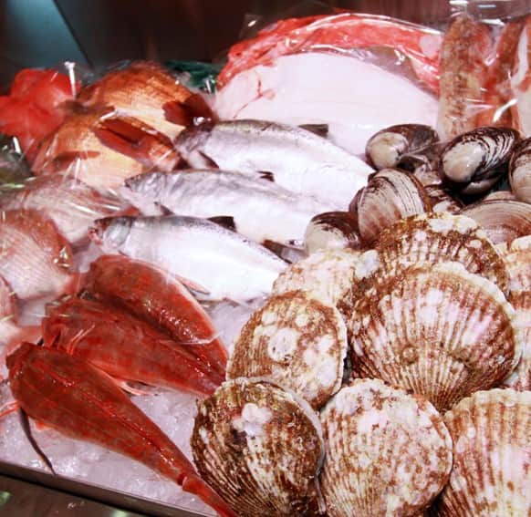 LATOV_ラトブ のインスタグラム：「🐟おのざき🍣 デリシャスパーク★オープンまであと4日 創業百年を誇る老舗の魚屋で長く市民に親しまれてきました。商品の鮮度やいかに美味しく食べていただくか、そのアイディアや魚の知識、仕入のこだわり、挑戦は続く。新たな【魚のおのざきプラス】 #いわき市 #ラトブ #おのざき　#デリシャスパーク」