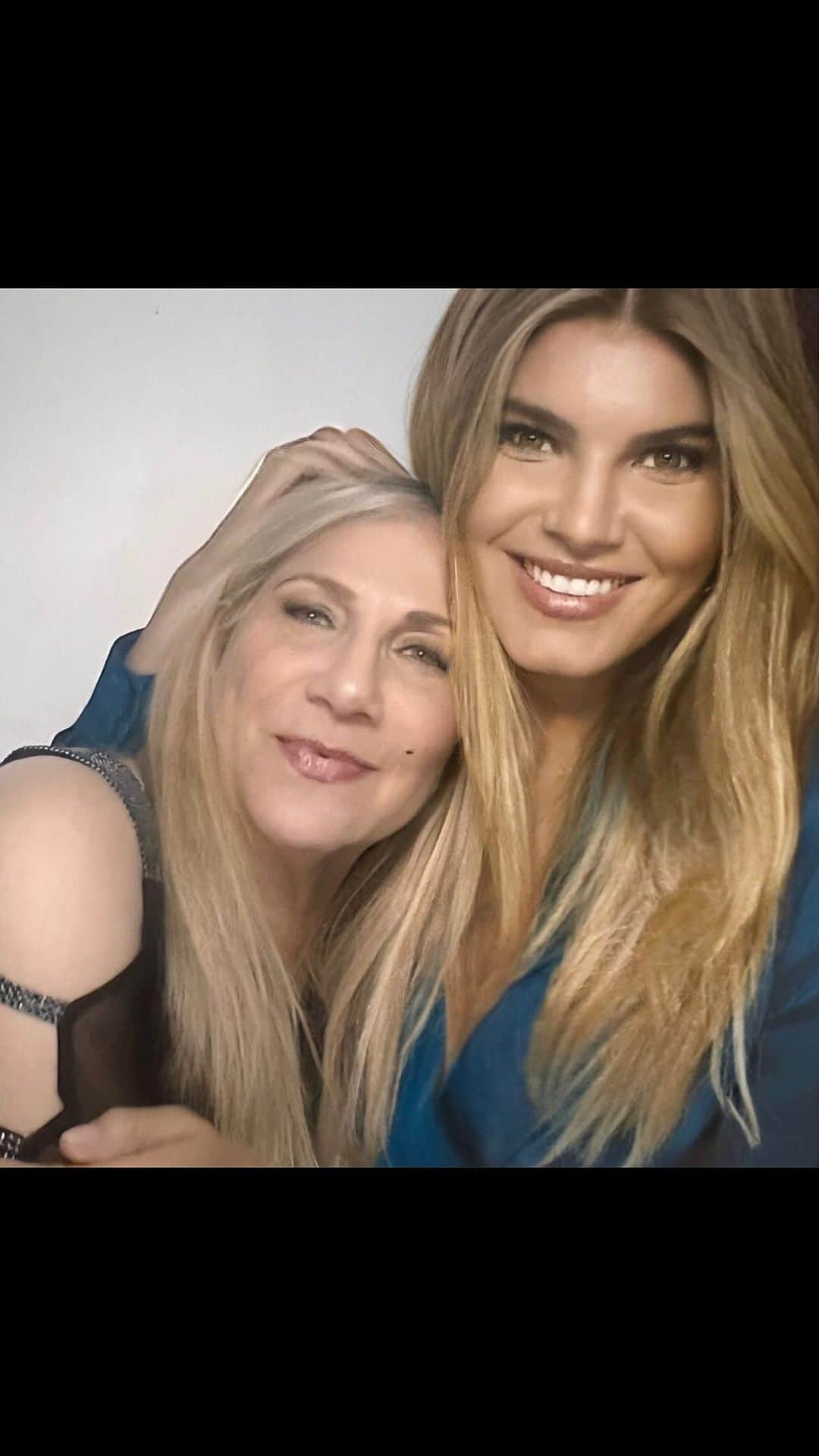 Ashley Haasのインスタグラム：「70 years in 70 seconds… Mom, you’re the most genuine, loyal, loving, amazingly beautiful human and I’m so proud to call you my mother. Plus, you don’t look a day older than 50! So thanks for the good genes! I love you more than words can say. Happy birthday @bonnie6453 💛🤗」