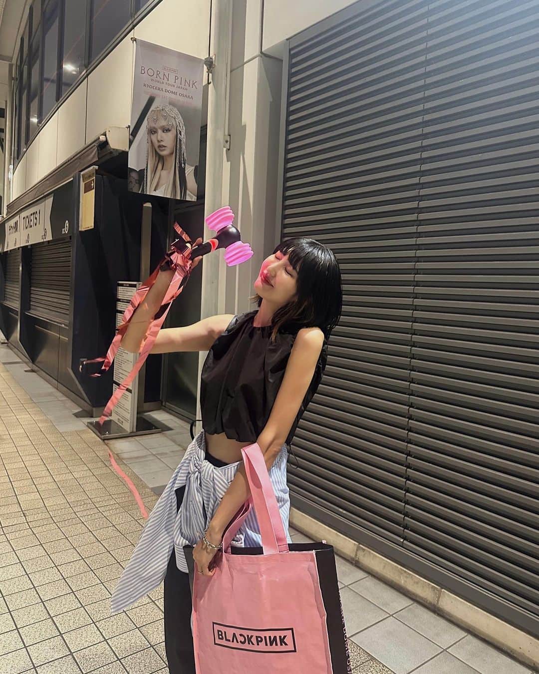 Lisaのインスタグラム：「.  #bornpinkworldtour   ブルピン京セラ行ってきました🖤🩷 もう最高すぎた🥲 2ne1オタクだったので普通にブルピン好きだったけどハマりすぎるので今まで抑えてたけどライブ行ってもう爆発💥笑 完全BLINKになりました🥲🥲笑  神席すぎて、最初に目の前に3人が来た時美しすぎてまぶしすぎて涙出た🥲🩷  スタイルも顔も完璧すぎて同じ人間として悲しくなり人間辞めたくなったけど、美意識高まりました🥹🥹🙏🏻笑  連れてきてくれたのぞみほんとに ありがとう😭🙏🏻🙏🏻🖤🖤 次はjisooちゃんも🥹🫶🏻🖤🖤🩷🩷🩷   #blackpink  #bornpink  #blink」