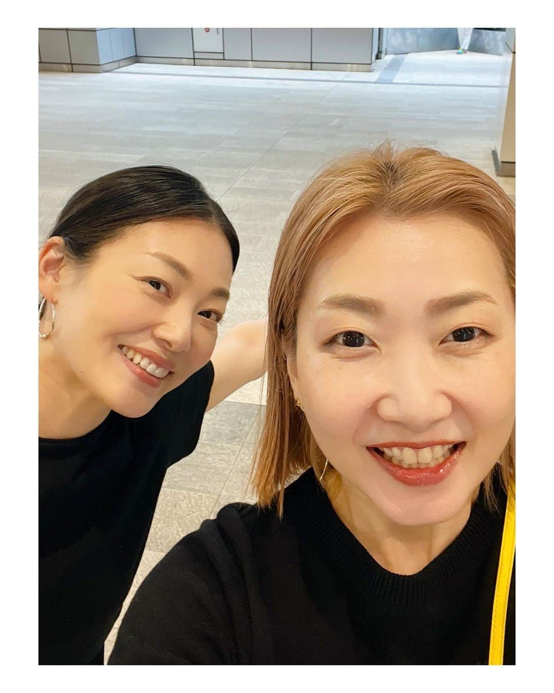 のインスタグラム：「𓌉𓇋 ‎🥩🍗🍖🥂  久しぶりに妹とランチ  泡とお肉で近況報告👯‍♀️  父の日の相談したり 膝が痛い話したり 海に行きたいとか言ったり…  泡🫧 ͛.*1本すぐ空いた🥂  少しほろ酔いで、短い長靴買った！  #hunter  #shopping」