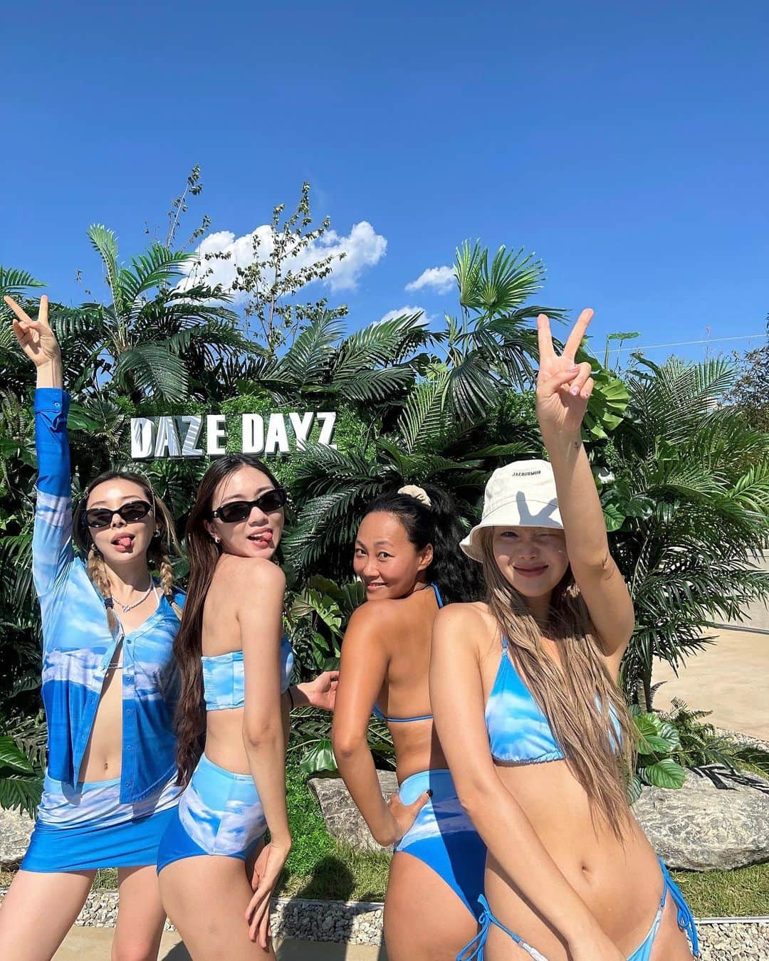 ティナ さんのインスタグラム写真 - (ティナ Instagram)「When the sky got the memo to pull through for our weekend trip☁️☀️ Matching in @daze_dayz #DAZEDAYZ #DAZEDAYZPARTY」6月5日 10時01分 - soobeanie_