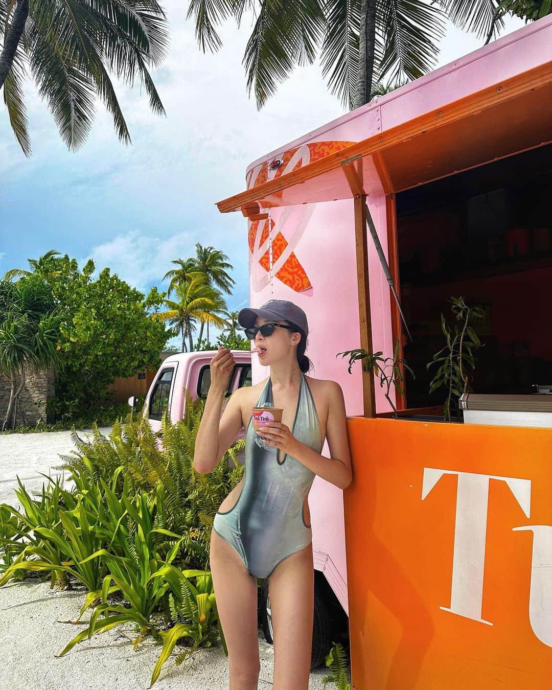 のインスタグラム：「Eat, sleep, swim & repeat 🍦🌞🏝️💕」