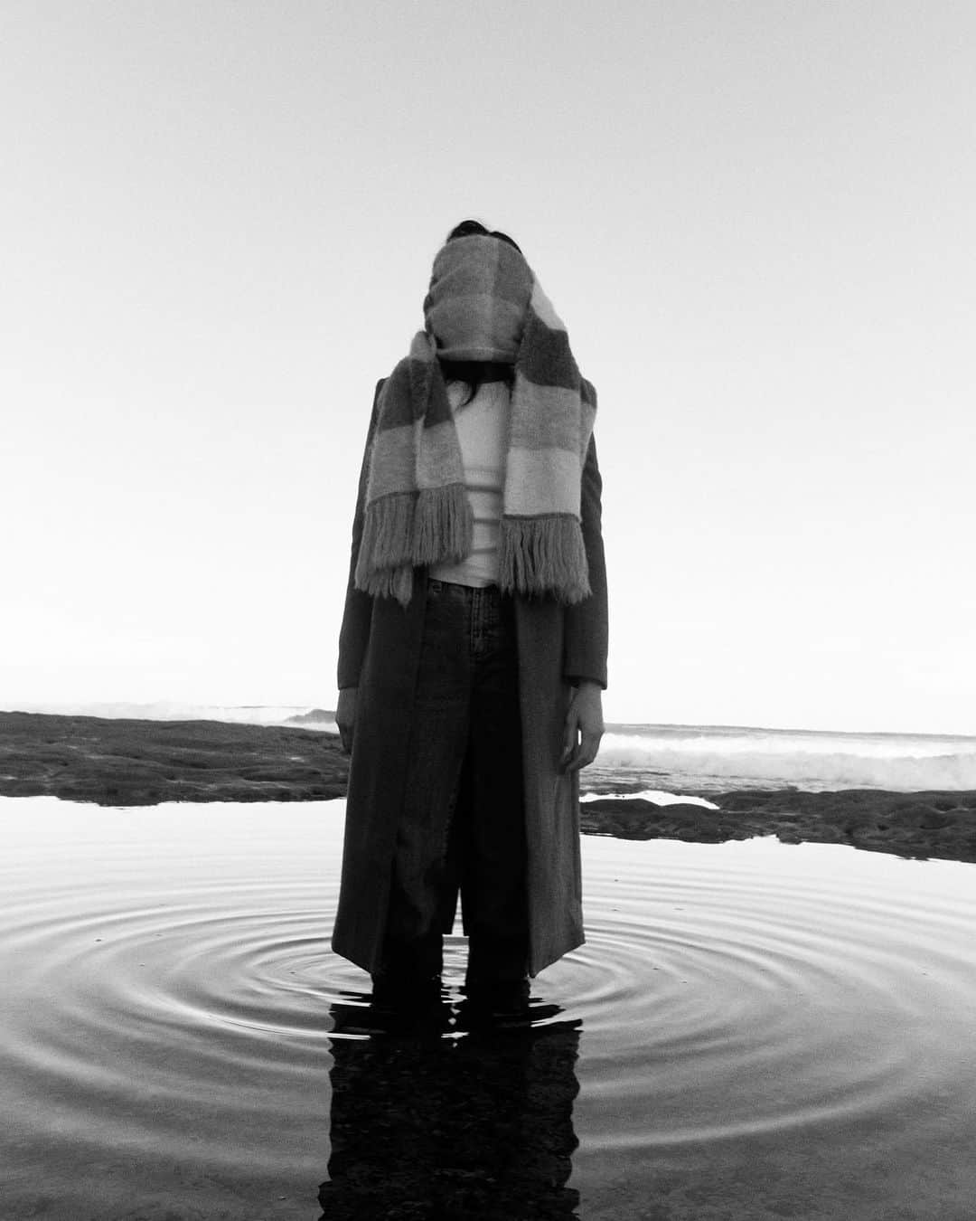 ジェシカ･ゴメスのインスタグラム：「@elka_collective  @sam_m_armstrong  @nichhiawippell  🩶🩶🩶」