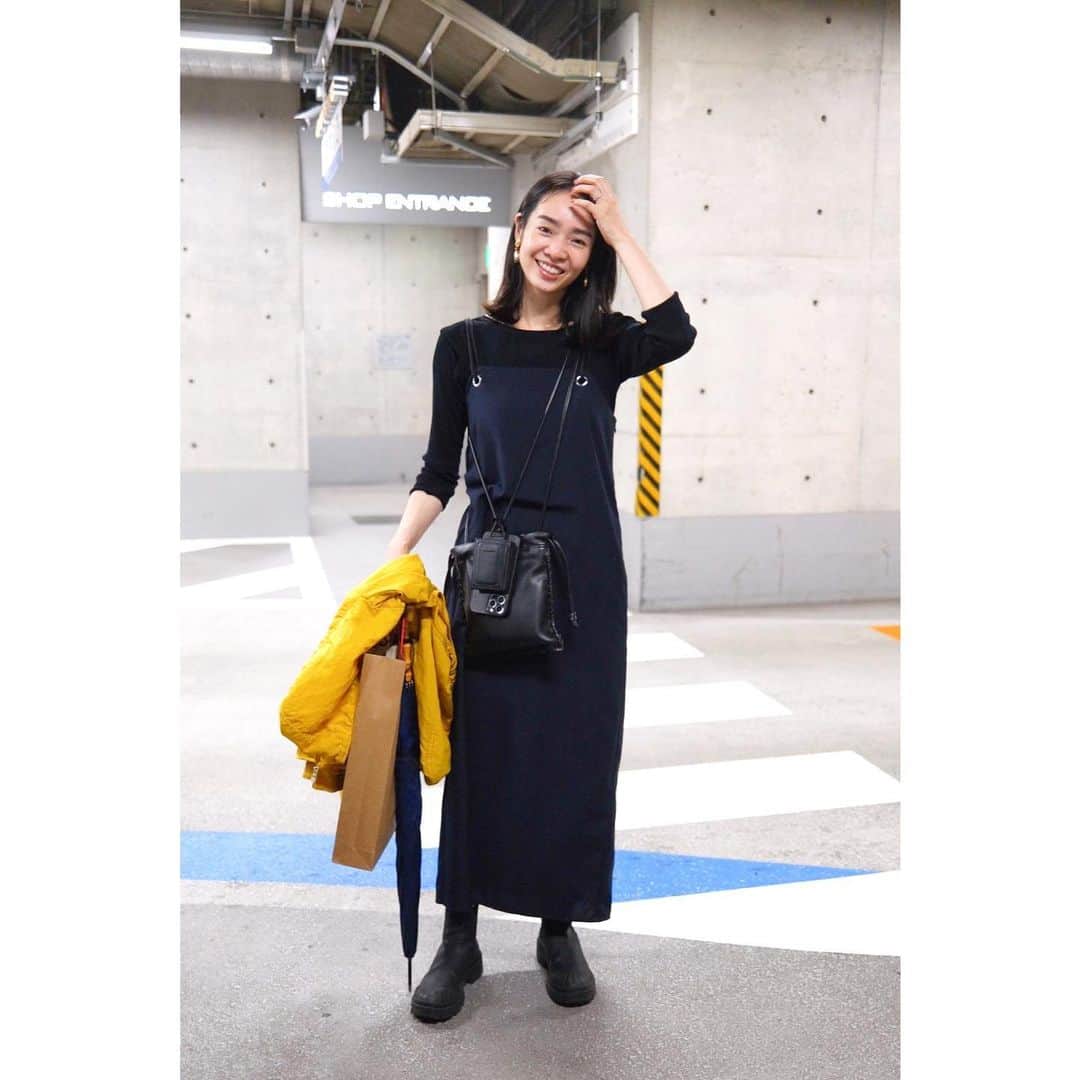 のインスタグラム：「. 『やっぱりかわいい♡』  ちょっと前ですが・・・ 雨降りスタイルも可愛くしてくれちゃう♡ @apartbylowrys × @mami_ishioka さんの コラボワンピース♡  👩🏻📝 onepiece： #apartby #apartbylowrys #石岡真実 さん shoes： @zara #zara bag ： @vasic_japan #vasic  肩紐部分で長さ調整出来ちゃうから😳 低身長さん・高身長さんにも似合っちゃう♡  ライトベージュもあって悩んだアイテム♡  #model #satorujapan #akemigondo #モデル #サトルジャパン #権藤朱実 →@satorujapan_official →@akemigondo ☑︎プロフィールのリンクにて、写真公開中☆ ☑︎リールにて、息子のあれこれ公開中☆」